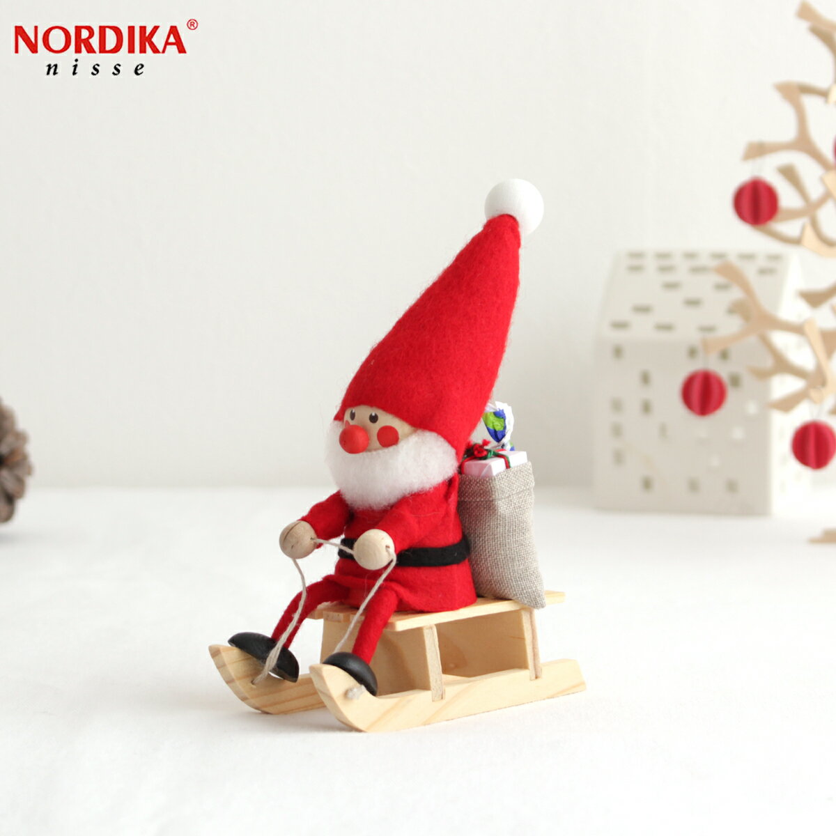 【クーポン対象 3/27 10:59まで】 ノルディカニッセ そりに乗ったサンタ フェルトシリーズ 赤 NORDIKA nisse クリスマス 雑貨 木製 人形 北欧 NRD120072