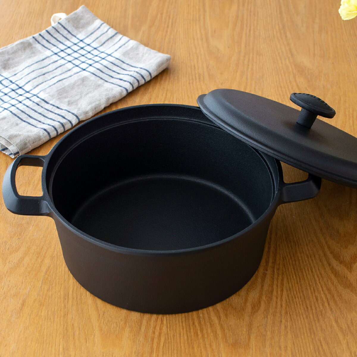 【クーポン対象 9/11 10:59まで】 岩鋳 南部鉄器 ファミリーシチューパン 21cm 蓋付き 鉄鍋 IH対応 ガス火 直火 グリル IWACHU イワチュウ 日本製 鉄 鍋 両手鍋 キャセロール 鉄分補給 厚手 蓄熱 鋳物 鋳鉄 おしゃれ ギフト プレゼント キャンプ アウトドア favoritestyle-10005005 FavoriteStyle〜キッチン・雑貨〜 サンプル画像3