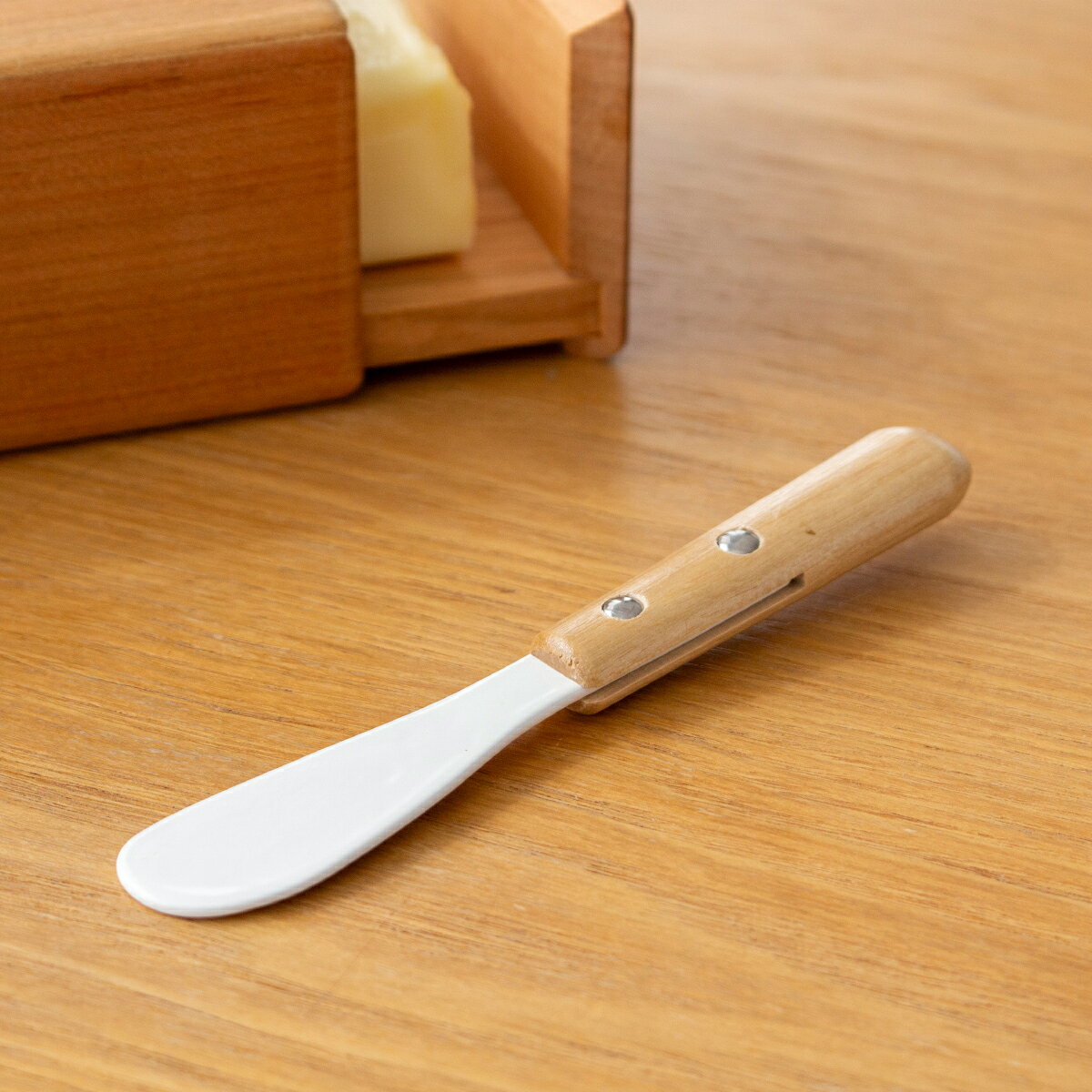 FavoriteStyle〜キッチン・雑貨〜のミニバターナイフ 琺瑯 ホーロー カトラリー 持ち手 木 natural blanc ナチュラルブラン 高桑金属 白 ホワイト バターナイフ 日本製｜アングル2