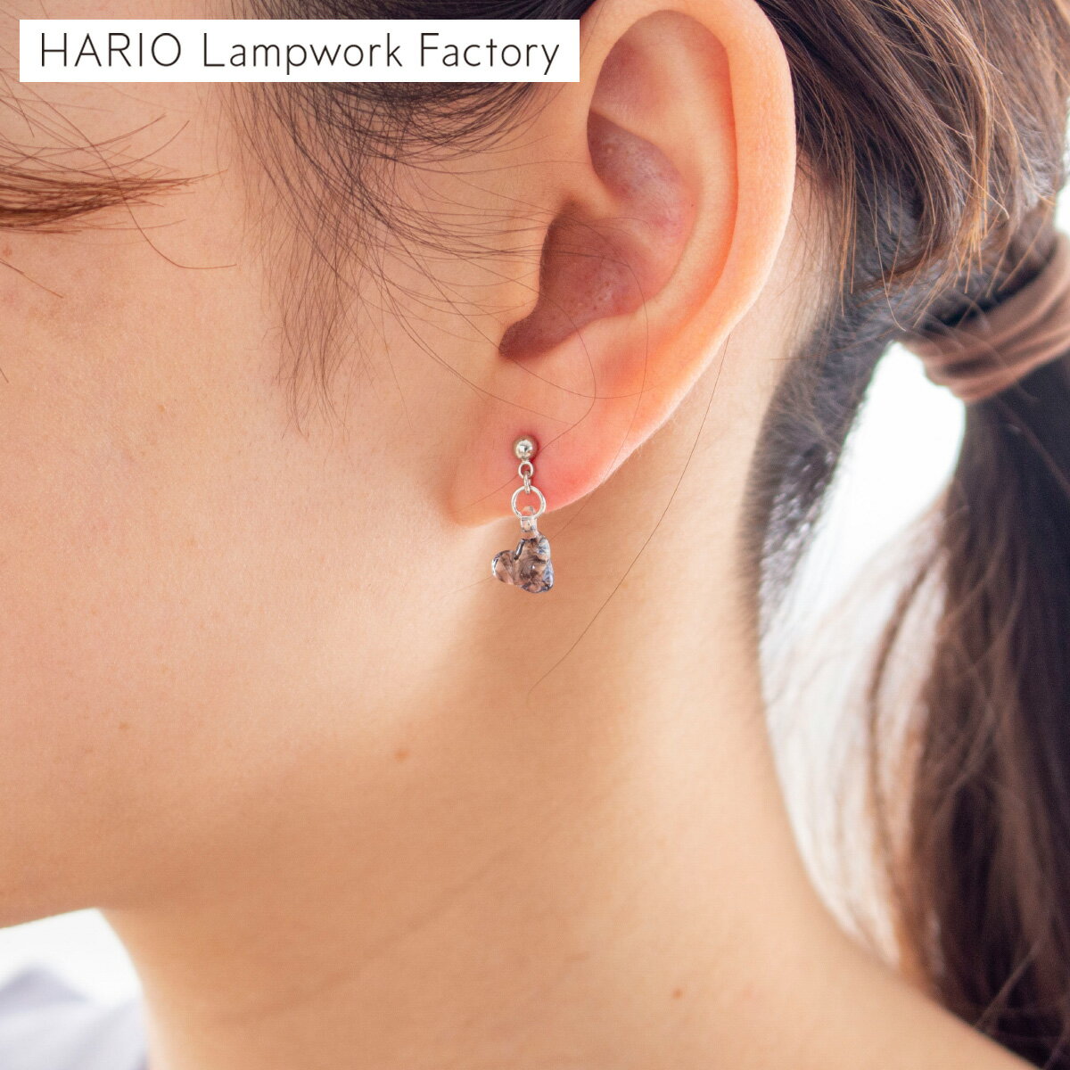 ハリオ ピアス ウィンクハート ブラック グレー ハート型 ガラス製 日本製 手作り HARIO Lampwork Factory ハート 小ぶり 上品 大人可...