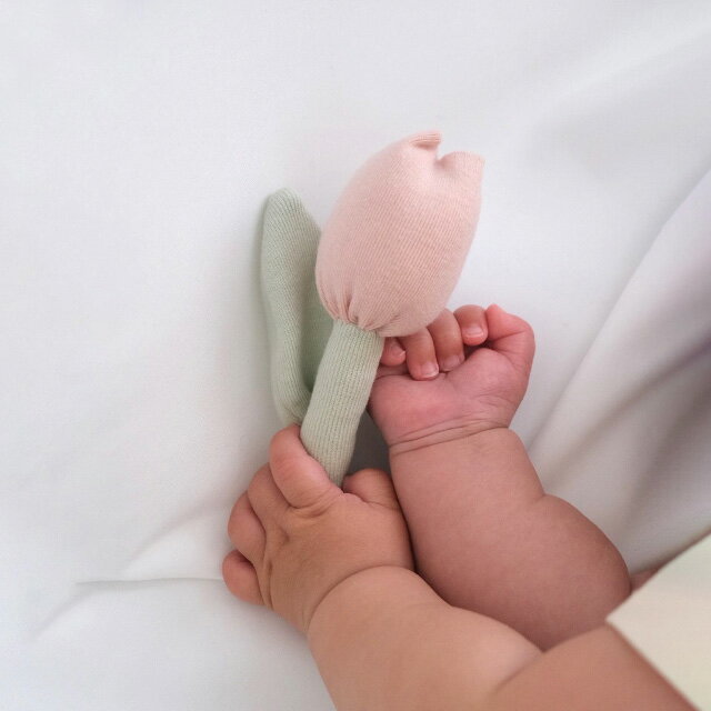 Lien de famille チューリップのラトル(花 ラトル 女の子 お花ラトル ベビー 優しい音色 お花 ぬいぐるみ 鈴 赤ちゃん おもちゃ ガラガラ 鈴入り 出産祝い ギフト 新生児 0歳 出産準備 音 音が鳴る ソフトトイ がらがら ファーストトイ 写真 撮影 リヤンドファミーユ) 3