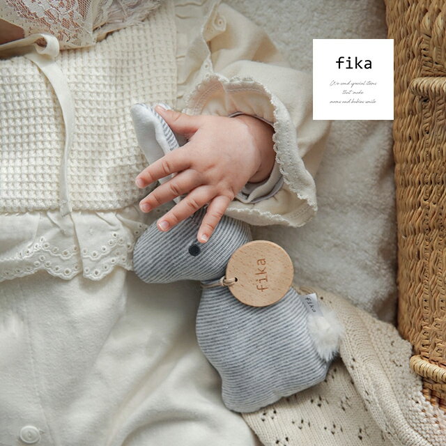 fika rabbit rattle USA(ラトル 赤ちゃん おもちゃ ファーストトイ ぬいぐるみ うさぎ 洗える かわいい ぬいぐるみラトル 鈴 音が鳴る カシャカシャ ピーピー 玩具 おしゃれ シンプル ナチュラル 綿 コットン がらがら 握る 遊ぶ 新生児 出産祝い ギフト プレゼント 0歳)