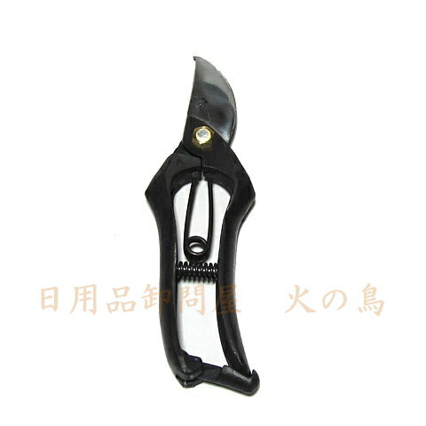 園芸職人の方にもご使用いただける剪定鋏 刀剣鍛冶職人による手造り剪定鋏です。 光月作　剪定鋏A型　200mm　クッション付　金止 【商品説明】 光月木鋏は大量生産方式でなく、刀剣鍛冶伝統製法を踏襲した職人による手造りの自信作です。 クッション付きで疲れにくく、切れ味良く、永く切れます。 【規格】 ■全長 ： 約 200mm ■重量 ： 280g ■材質 ： 55C ■日本製 【光月　剪定鋏商品一覧】 光月作　剪定鋏A型 クッション付　金止 180mm 光月作　剪定鋏A型 クッション付　金止 200mm 光月作　剪定鋏A型 クッション付　金止 230mm 光月作　剪定鋏B型 クッション付　金止 180mm 光月作　剪定鋏B型 クッション付　金止 200mm 光月作　剪定鋏B型 クッション付　金止 230mm光月作　剪定鋏A型（曲柄） 200mm