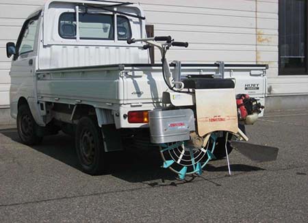 ミツル　軽トラック用　溝切り機ハンガー　アルミ製 【特長】 ● 運搬時のわずらわしさ（重い・転ぶ・荷台が汚れる）を解消します。 ● 泥の付着した溝切り機を、荷台を汚さず簡単に荷台後方に搭載できます。 ● フレーム巾・フック高ともに可変できるため、ほとんどの溝切り機に対応可能です。 ● トラックのアオリを傷つけないクッションゴム付きです。 【仕様】 ■サイズ：（約）高さ 640mm、フレーム巾 360〜540mm（可変） ■重量：約4kg ■材質：本体 アルミニウム、金具 スチール（カチオン仕上）、クッション ゴム ■静止耐荷重：60kg ■取り付け可能なアオリ：厚さ55mm以下 【ご注意】 ※走行する際は必ずロープなどで固定し、速度を控えてゆっくり走行してください。 ※本製品は公道での使用はできません。 ※溝切り機・トラックは付属しておりません。 ※改良のため、仕様は予告なく変更する場合があります。