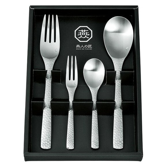 匠の技が冴え渡る銀白色のカトラリー カトラリー4pcs ECT-500 【特長】 ● 伝統を感じるフォルム、和の心と匠技の融合体。匠の技が冴え渡る、陰影際立つ銀白色のカトラリーです。 ● 柄の裏にロゴ入り。職人の手によって丹念に彫り込まれた美しい鎚目が柄の文様として転写されています。 ● サテン仕上げと呼ばれる艶を抑えた研磨加工が、全体に重厚感を与えています。 ● いくつもの工程を経て誕生する、まさに技の結晶です。 ● 金属加工が盛んな新潟県燕市で作られた日本製です。 【仕様】 ■品番 ： ECT-500 ■内容 ： デザートスプーン×1本：全長約180mmデザートフォーク×1本：全長約182mmコーヒースプーン×1本：全長約120mmヒメフォーク×1本：全長約124mm ■箱サイズ ： 約215×150×25mm ■箱入重量 ： 約210g ■包装 ： 化粧箱入 ■材質 ： 18-8ステンレス鋼 ■原産国 ： 日本 ■JANコード ： 4965220209922 【ご注意】 ● 画像の中の食材・食器等は付属しません。 ● 商品の仕様・外観は予告なく変更になる場合があります。