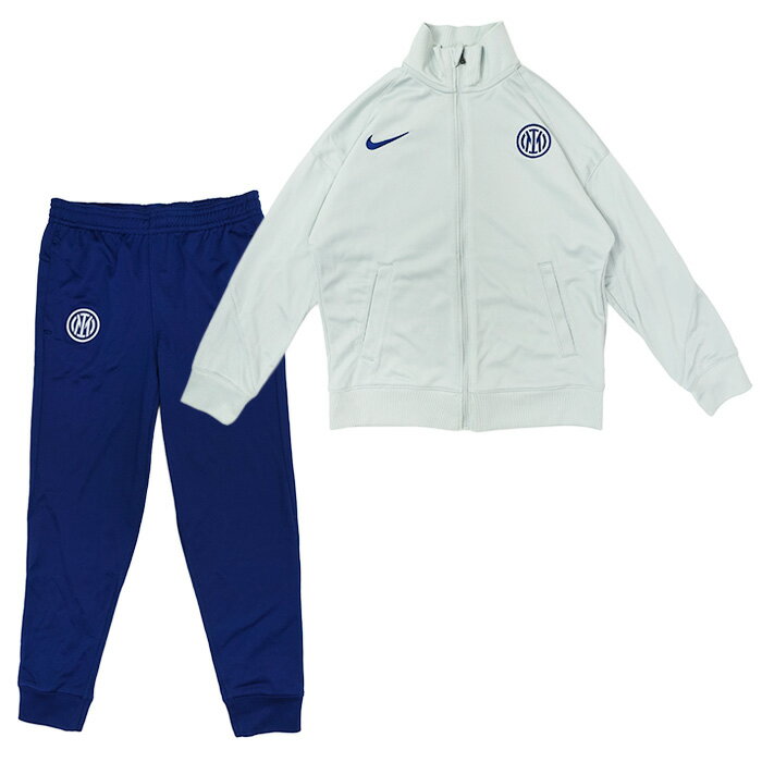 選手たちが練習時に着用するトレーニングウェア上下セット ジュニア用サイズ。 ■商品仕様 ・ボディ部分は薄手のジャージ素材。 ・袖や裾部分は伸縮性のあるリブ仕様。 ・フルジップジャケット。 ・上下ともに両サイドにファスナー付きポケット。 ・ウエストはゴム入り＆サイズ調節ヒモ付き。 ・パンツ裾はリブ仕様(ファスナーは無し)。 ・上下ともクラブエンブレムは織りワッペン縫付け、メーカーロゴは刺繍。 ※国内未発売モデル ■メーカーサイズ ・130(XS)：身長120-130cm、胸囲64-66cm ・140(S)：身長130-140cm、胸囲66-69cm ・150(M)：身長140-150cm、胸囲69-75cm ・160(L)：身長150-160cm、胸囲75-82cm ■素材：ポリエステル100%（トップ/パンツ） ※モニターの発色具合によって実際の色と異なる場合があります。