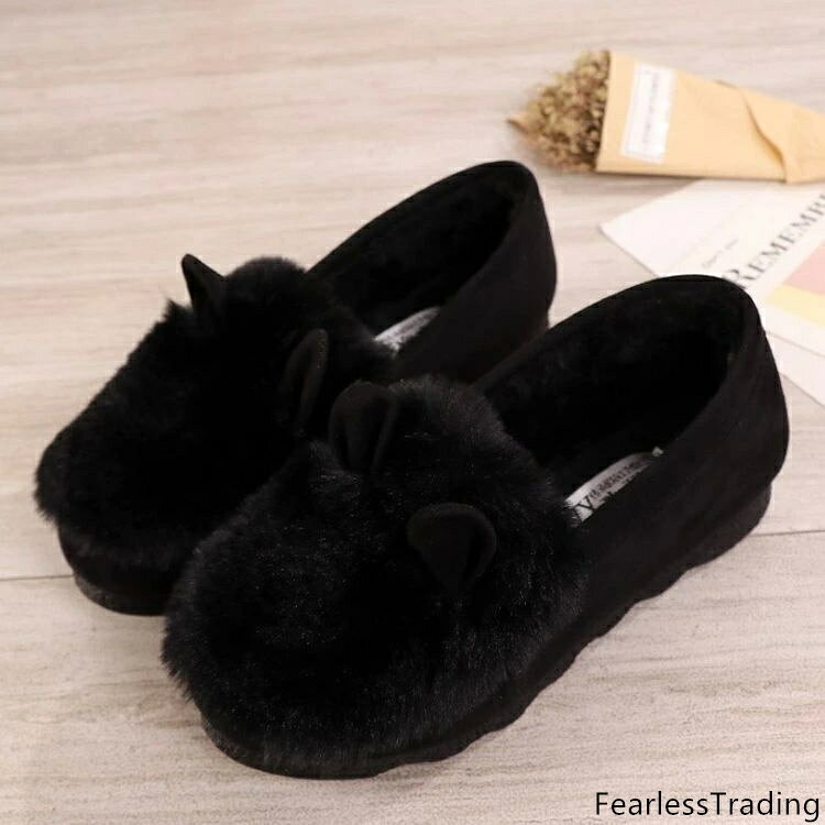 【3color】毎年大人気のふわふわムートンモカシン。【スタイリング】シンプルなローファータイプで、一番な形です。カジュアルなデニムコーデからフェミニンなワンピースコーデにもトレンドレスで使っていただけるマストアイテム。 サイズ 35(22.5cm) 36(23.0cm) 37(23.5cm) 38(24.0cm) 39(24.5cm) 40(25.0cm) サイズについての説明 35(22.5cm)　36(23.0cm)　37(23.5cm)　38(24.0cm)　39(24.5cm)　40(25.0cm)　 素材 フェイクファー、ゴム 色 ブラック ワイン グレー 備考 ●サイズ詳細等の測り方はスタッフ間で統一、徹底はしておりますが、実寸は商品によって若干の誤差(1cm〜3cm )がある場合がございますので、予めご了承ください。 ●商品の色は、撮影時の光や、お客様のモニターの色具合などにより、実際の商品と異なる場合がございます。あらかじめ、ご了承ください。 ●製品によっては、生地の特性上、洗濯時に縮む場合がございますので洗濯時はご注意下さいませ。 ▼色味の強い製品によっては他の衣類などに色移りする場合もございますので、速やかに（脱水、乾燥等）するようにお願いいたします。 ▼生地によっては摩擦や汗、雨などで濡れた時は、他の製品に移染する恐れがございますので、着用の際はご注意下さい。 ▼生地の特性上、やや匂いが強く感じられるものもございます。数日のご使用や陰干しなどで気になる匂いはほとんど感じられなくなります。
