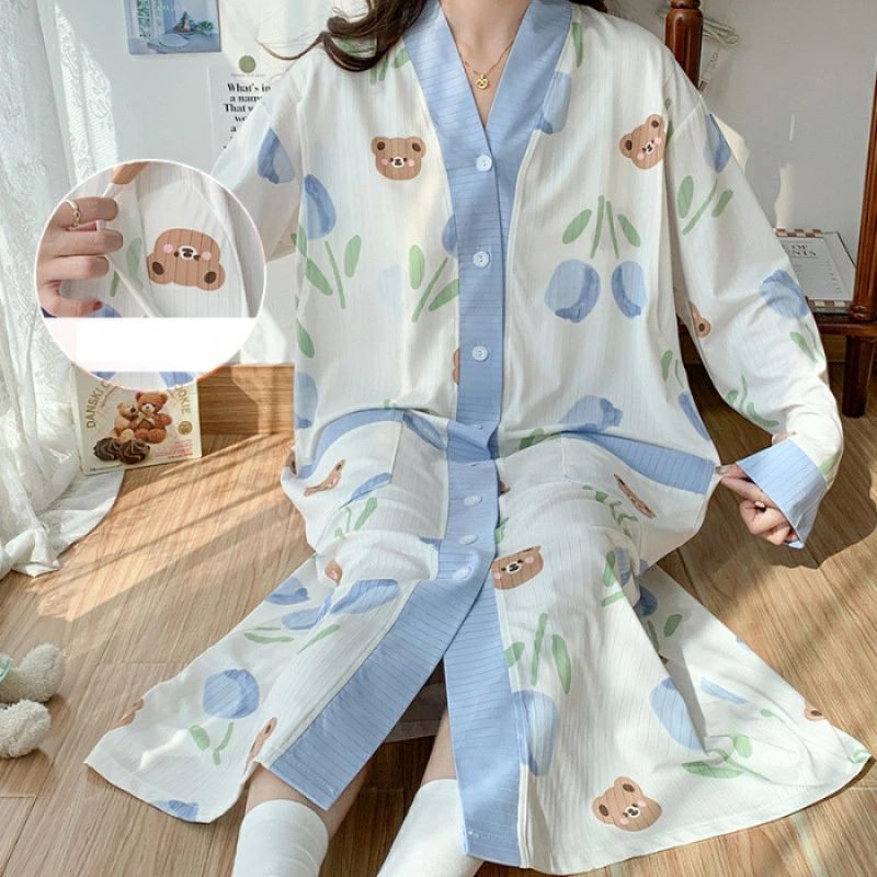 【商品説明】 ●上品でおしゃれなマタニティパジャマ、娘さんや、奥さんのプレゼントにぴったりです。 ●産前のお腹の大きい時期から、出産での入院時、そして授乳時期を通して着られるパジャマもあります。 ●ウェストのゴムは大きさを調整できるので、産前から産後まで、また首元も可愛く全体的にしまったデザインで授乳時期を過ぎても着られるでしょう。 ●前開きのパジャマ、産後母乳指導など、さまざまな処置をするのに便利なのです。同じ前開きでも開け方が中央か左右に寄っているかなどあります。 ●季節を問わず着やすいので、産前産後だけでなく長く活躍してくれます。妊婦や産婦に安らぎを、と作られたパジャマです。 品質 普通 素材感 普通（薄い、やや薄い、普通、やや厚い、厚い） 販売対象 自宅用、ギフト用 サイズ サイズ写真をご参考ください。 ※サイズについて不明な方はお気軽にお問い合わせください。 ※表示サイズより多少の誤差(約1-3cm)が生じる場合がございます。 送料 沖縄以外、沖縄地方1500円 ラッピング対応 ラッピング袋手配可能。 注意事項 ※その他のよくあるご質問。 ※表示サイズがある場合、多少の誤差(約1-3cm、)が生じる場合がございます。 ※製造上、細かな汚れやシワ糸のほつれが発生する場合がございます。 ※モニターの発色の具合によって実際のものと色が異なる場合が御座います。 ※商品の仕様は、製造元の都合により予告なく変更することがあります。また、突然の欠品等で商品手配の遅れや手配ができない場合がございますので、ご了承ください。 ※土日祝祭日のご注文およびお問い合わせへの弊社からのご連絡は、翌営業日となります。