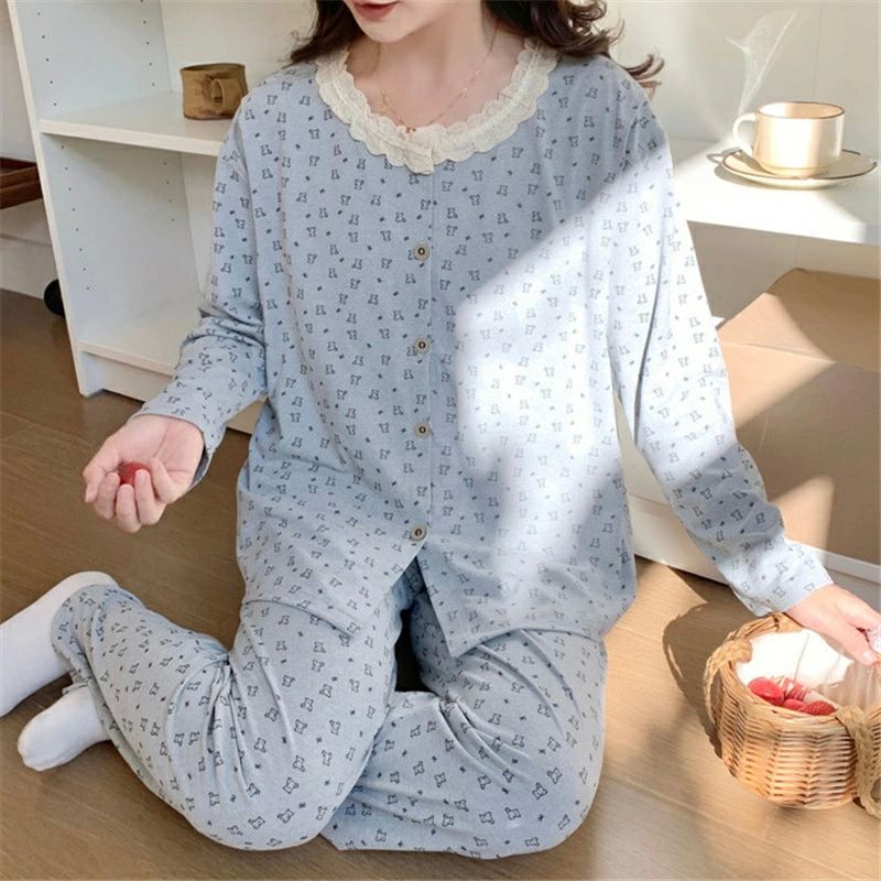 【商品説明】 ●上品でおしゃれなマタニティパジャマ、娘さんや、奥さんのプレゼントにぴったりです。 ●産前のお腹の大きい時期から、出産での入院時、そして授乳時期を通して着られるパジャマもあります。 ●ウェストのゴムは大きさを調整できるので、産前から産後まで、また首元も可愛く全体的にしまったデザインで授乳時期を過ぎても着られるでしょう。 ●前開きのパジャマ、産後母乳指導など、さまざまな処置をするのに便利なのです。同じ前開きでも開け方が中央か左右に寄っているかなどあります。 ●季節を問わず着やすいので、産前産後だけでなく長く活躍してくれます。妊婦や産婦に安らぎを、と作られたパジャマです。 品質 普通 素材感 普通（薄い、やや薄い、普通、やや厚い、厚い） 販売対象 自宅用、ギフト用 サイズ サイズ写真をご参考ください。 ※サイズについて不明な方はお気軽にお問い合わせください。 ※表示サイズより多少の誤差(約1-3cm)が生じる場合がございます。 送料 沖縄以外、沖縄地方1500円 ラッピング対応 ラッピング袋手配可能。 注意事項 ※その他のよくあるご質問。 ※表示サイズがある場合、多少の誤差(約1-3cm、)が生じる場合がございます。 ※製造上、細かな汚れやシワ糸のほつれが発生する場合がございます。 ※モニターの発色の具合によって実際のものと色が異なる場合が御座います。 ※商品の仕様は、製造元の都合により予告なく変更することがあります。また、突然の欠品等で商品手配の遅れや手配ができない場合がございますので、ご了承ください。 ※土日祝祭日のご注文およびお問い合わせへの弊社からのご連絡は、翌営業日となります。