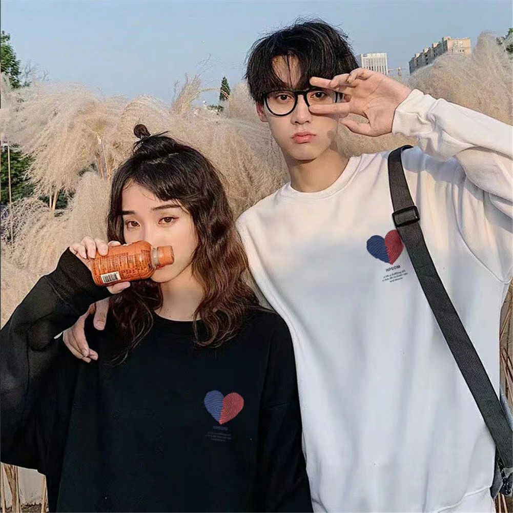 商品詳細 商品特徴 ●サイズが豊富で、カップルで合わせやすいです。 ●2人で着れば写真映えもし、注目度もアップします。 ● スッキリとしたシルエットは、着る人の魅力を引き立てます。 ●ファッション性が高く、コーディネートも楽しむことができます。 ●デートやキャンプ、イベントなどに着れば、なんだか嬉しくて、より楽しく過ごせそうです。 ●フロントのキュートなデザインに遊び心があり、ペアルックで着ると気分が上がるアイテムです。 ●ベーシックなカラーなので、男女ともにコーディネートを楽しめるため、プレゼントにもおすすめです。 商品内容 トレーナー単品 素材感 普通（薄い、やや薄い、普通、やや厚い、厚い） 季節 オールシーズン 販売対象 自宅用、ギフト用 サイズ詳細 【S】参考体重40-45kg、参考身長150-160cm 【M】参考体重45-55kg、参考身155-165cm 【L】参考体重55-65kg、参考身160-170cm 【XL】参考体重65-75kg、参考身長165-172cm 【2XL】参考体重75-80kg、参考身長173-183cm 【3XL】参考体重80-85kg、参考身長175-185cm ※サイズについて不明な方はお気軽にお問い合わせください。 ※表示サイズがある場合、多少の誤差(約1-3cm)が生じる場合がございます。 送料 沖縄以外、沖縄地方1500円 ラッピング対応 ラッピング袋手配可能。 注意事項 ※表示サイズがある場合、多少の誤差(約1-3cm)が生じる場合がございます。 ※製造上、細かな汚れやシワ糸のほつれが発生する場合がございます。 ※モニターの発色の具合によって実際のものと色が異なる場合が御座います。 ※ 商品の仕様は、製造元の都合により予告なく変更することがあります。また、突然の欠品等で商品手配の遅れや手配ができない場合がございます ので、ご了承ください。 ※土日祝祭日のご注文およびお問い合わせへの弊社からのご連絡は、翌営業日となります。 ※その他のよくあるご質問。 関連キーワード：ペアルック パーカー ペア カップル レディース おしゃれ ペアルック カップル カップル お揃い 服 パーカー カップル お揃い プレゼント パーカー コーデ メンズ ブランド カップル お揃い パーカー 人気 秋 冬 服 男女兼用 ブランド ペア 夫婦 カップル お 揃い パーカー 冬 カップルお揃いコーデ パーカー レディース 冬 トレーナー リンクコーデ カップル お揃い プレゼント 大きいサイズ ペアルッ 大きいサイズ 韓国ファッション 秋冬 マウンテン 秋 パジャマ カップル ペアルック ブランド 大人 そろ 安い 通販 人気 レディース 冬 カップル ペアルック プレゼント 彼氏 おそろい 高校生 誕生日 結婚祝い ギフト プルオーバー 記念日 おすすめ おしゃれ 人気