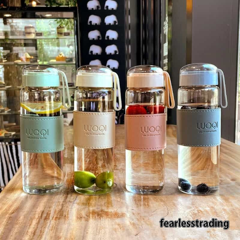 容量：340ml/480ml 重量：220-230g サイズ：6*16.5cm/6*19cm 紅茶・日本茶・中国茶。茶葉好きさんにおすすめのティーボトル。 ◇保証期間：到着日から1ヶ月以内にご連絡ください ※お客様ご都合の交換と返品は、お承っておりませんのであらかじめご了承ください。 ※ご注文の商品が「不具合がある」など当社原因による場合には、 商品到着後「1ヶ月以内」に電話もしくはメールにて ご連絡いただいた商品は交換または返品を受け付けさせていただきます。 ◇お客様都合によるキャンセル（商品発送前） ご注文から30分以内は、理由の有無を問わず購入履歴からキャンセルすることが可能です。 あらかじめご了承ください。 ◇ 配送方法について ◇ ※ 発送後のキャンセル・送付先の変更はできません。 ※ 届かない場合や、転居による紛失に関しての補償は一切ありません。 ご注文前に、送付先に誤りがないか、部屋番号抜け等がないかを必ずご確認ください。 ※ 長期不在・表札がない・表札や郵便受けに書かれたお名前がご注文者のお名前と異なる場合、 お届けができず自動的に返送となる場合がございます。 返送された場合、返送・再配達にかかる送料はお客様負担となります。ご了承ください。 ◇ 注意事項 ◇ ※ ご利用のモニターによって、実物と異なる色に表示される場合がございます。 ※ ラッピング対応しておりませんので、ご了承ください。 ※ 全商品、北海道・沖縄・離島は別途 送料が掛かります。 ※輸入品の為予告なくパッケージや仕様が多少変更される場合があります。 ご了承ください。 ※本商品は新品未使用品ですが、輸入品のため、汚れや傷・ムラがある場合がございます。ご了承ください。