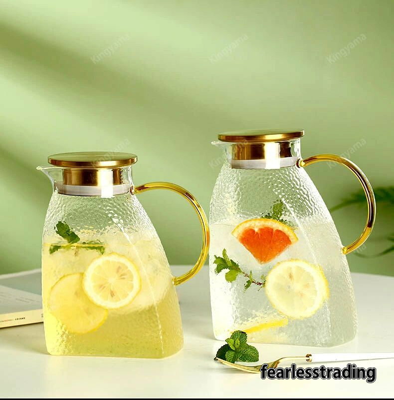 素材：・ホウケイ酸ガラス 色：・クリア サイズ：1800ML 重量 ：562g お手入れ ：食洗機対応・ 電子レンジ対応,・手洗いのみ 注意事項： 卓上IH調理器は使用は不可です。ガラスで出来ているのでIHには反応しません。 電子レンジをご利用の場合は、ステンレス製の蓋を外してください。 直火可です。煮出して使う場合は弱火をオススメします 横置き不可です。 梱包には注意を払っておりますが、ガラス商品なので運送中で割れる可能性があります。もし商品をお受け取りになり、開梱された時に破損があった場合は、すぐにご連絡ください。無料で新たな商品を送らせて頂きます。 ・この冷水筒ピッチャーは耐熱ガラスなので、瞬間的な温度変化に耐えられます。温度範囲は−20℃から150℃までです。熱膨張係数3.3で、他のガラスよりも熱に強いです。そのうえ高強度、高硬度、高光透過率で、どんなシーンでも使える丈夫で美しいピッチャーです。 ・冷水筒の蓋は高靭性304食品グレードのステンレスで作られており、耐摩耗性があり、変形しにくい素材です。二種類のフィルター（茶こし）が蓋の中にあり、回転することで帰られます。小目フィルターは茶葉や花茶、お茶バッグをご使用いただけます。大目フィルターは大粒の果肉を通します。 ・直火対応で、冷水だけではなくお湯を沸かすこともできます。電気陶炉、ガスコンロともご使用可能ですが、ガスコンロは外のガラスが黒くなりやすいため、電気陶炉がおすすめです。 ・鉛や重金属など有害物質を含まないガラスなので、環境や健康に影響を及ぼしません。耐熱ガラス製ですので、麦茶などを煮出して熱いまま入れても変形したり、成分が溶け出したりする心配なく使えます。 プラスチックと違い、お茶の持ち味を保つことができます。 ◇保証期間：到着日から1ヶ月以内にご連絡ください ※お客様ご都合の交換と返品は、お承っておりませんのであらかじめご了承ください。 ※ご注文の商品が「不具合がある」など当社原因による場合には、 商品到着後「1ヶ月以内」に電話もしくはメールにて ご連絡いただいた商品は交換または返品を受け付けさせていただきます。 ◇お客様都合によるキャンセル（商品発送前） ご注文から30分以内は、理由の有無を問わず購入履歴からキャンセルすることが可能です。 あらかじめご了承ください。 ◇ 配送方法について ◇ ※ 発送後のキャンセル・送付先の変更はできません。 ※ 届かない場合や、転居による紛失に関しての補償は一切ありません。 ご注文前に、送付先に誤りがないか、部屋番号抜け等がないかを必ずご確認ください。 ※ 長期不在・表札がない・表札や郵便受けに書かれたお名前がご注文者のお名前と異なる場合、 お届けができず自動的に返送となる場合がございます。 返送された場合、返送・再配達にかかる送料はお客様負担となります。ご了承ください。 ◇ 注意事項 ◇ ※ ご利用のモニターによって、実物とすこし異なる色に表示される場合がございます。 ※ 全商品、北海道・沖縄・離島は別途 送料が掛かります。 ※ ラッピング対応しておりませんので、ご了承ください。 ※輸入品の為予告なくパッケージや仕様が多少変更される場合があります。 ご了承ください。 ※本商品は新品未使用品ですが、輸入品のため、汚れや傷・ムラがある場合がございます。ご了承ください。