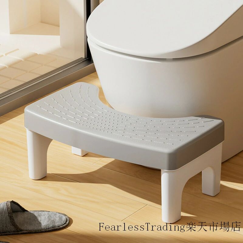 この商品について 1.人間工学に基づいたデザイン 足をトイレ踏み台に乗せることで、自然と和式トイレを使用する時の姿勢に近くなり、踏ん張りやすくなります。 その結果、快適なトイレタイムとストレスや不安を解消する事が出来ます。 2.無理のない自然な体勢 ステップに足を乗せて便座に座ると、スクワットの様に「しゃがむ」体勢になります。 排泄に一番いいとされる「35度」の角度が作れます。 立った状態の時は恥骨直腸筋は閉まっています。 和式トイレに座った状態だと姿勢は90度になり、恥骨直腸筋がねじれ弁の流れを妨げてしまいます。 3.お子様から大人まで使える 大人の方の便秘解消はもちろん、小さなお子様がいるご家庭では、大人用トイレへの移行の際の踏み台としてもお使い頂けます。 踏み台があれば1人でトイレに座る事ができ、忙しいママにも優しい また、耐荷重70kgなので女性だけでなく、男性もお使い頂けます。 4.シンプルでお手入れも楽々 シンプルでスタイリッシュなデザインなので、どんなトイレにもマッチします。 U字型でトイレにぴったりフィット。 耐久性のあるプラスチック素材でお手入れも楽々 ステップ部分に滑り止め加工安全です。