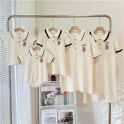 width="100%"> 商品詳細 商品特徴 ●おしゃれな親子ペアルック服。 ●家族揃いで幸せ感たっぷり。 ●家族旅行、撮影、運動会、お出かけに最高。 ●誕生日記念日、ご家族へ感謝の気持ちとしての贈り物に大人気。 ●着心地の良い柔らかい素材を使用しています。 ●カジュアルなファッションにピッタリのアイテムです。大人から子どもまでサイズ展開があり、センスを感じる親子お揃いコーデにおすすめの1枚になっています。 ●パパやママへのプレゼントにも、親子でペアが楽しめるTシャツは嬉しいもの。記念にもなりますよ。 商品内容 Tシャツ単品 素材 綿80%、ポリエステル20% 素材特徴 綿は天然素材のため肌触りがよく、しっかりとした質感が魅力的な素材です。 素材感 普通（薄い、やや薄い、普通、やや厚い、厚い） 季節 春、夏、秋 販売対象 自宅用、ギフト用 【サイズ詳細】 【ロンパース66】参考身長53-68cm 参考体重4-7kg 【ロンパース73】参考身長68-75cm 参考体重7-9kg 【ロンパース80】参考身長75-83cm 参考体重9-11kg 【ロンパース90】参考身長83-90cm 参考体重11-14kg 【子供90】参考身長80-90cm 参考体重11-13.5kg 【子供100】参考身長90-100cm 参考体重13.5-16.5kg 【子供110】参考身長100-110cm 参考体重16.5-19kg 【子供120】参考身長110-120cm 参考体重19-22.5kg 【子供130】参考身長120-130cm 参考体重22.5-27.5kg 【子供140】参考身長130-140cm 参考体重27.5-35kg 【子供150】　参考身長140-150cm 参考体重32.5-37.5kg 【ママS】　 参考身長155-160cm 参考体重42.5-47.5kg 【ママM】参考身長160-165cm 参考体重57.5-55.5kg 【ママL】 参考身長165-170cm 参考体重55-65kg 【ママXL】 参考身長170-175cm 参考体重65-75kg 【ママ2XL】参考身長170-175cm 参考体重75-82kg 【パパM】参考身長160-165cm 参考体重47-60kg 【パパL】参考身長165-170cm 参考体重62.5-72.5kg 【パパXL】参考身長170-175cm 参考体重70-80kg 【パパ2XL】参考身長175-180cm 参考体重80-90kg 【パパ3XL】参考身長185-190cm 参考体重90-100kg 【パパ4XL】参考身長185-190cm 参考体重100-110kg サイズについて不明なお客様はお気軽にお問い合わせください。 送料 沖縄以外送料無料、沖縄地方1500円 ラッピング対応 ラッピング袋手配可能。 注意事項 ※表示サイズがある場合、多少の誤差(約1-3cm)が生じる場合がございます。 ※製造上、細かな汚れやシワ糸のほつれが発生する場合がございます。 ※モニターの発色の具合によって実際のものと色が異なる場合が御座います。 ※&nbsp;商品の仕様は、製造元の都合により予告なく変更することがあります。また、突然の欠品等で商品手配の遅れや手配ができない場合がございます ので、ご了承ください。 ※土日祝祭日のご注文およびお問い合わせへの弊社からのご連絡は、翌営業日となります。 ※その他のよくあるご質問。