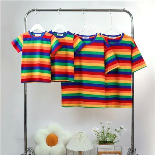 width="100%"> 商品詳細 商品特徴 ●おしゃれな親子ペアルック服。 ●家族揃いで幸せ感たっぷり。 ●家族旅行、撮影、運動会、お出かけに最高。 ●誕生日記念日、ご家族へ感謝の気持ちとしての贈り物に大人気。 ●着心地の良い柔らかい素材を使用しています。 ●カジュアルなファッションにピッタリのアイテムです。大人から子どもまでサイズ展開があり、センスを感じる親子お揃いコーデにおすすめの1枚になっています。 ●パパやママへのプレゼントにも、親子でペアが楽しめるTシャツは嬉しいもの。記念にもなりますよ。 商品内容 Tシャツ単品 素材 綿95%、ポリエステル5% 素材感 普通（薄い、やや薄い、普通、やや厚い、厚い） 季節 春、夏、秋 販売対象 自宅用、ギフト用 【サイズ詳細】 【子供80】参考身長：73-85cm、参考体重：-7kg、参考年齢：1-2歳 【子供90】参考身長：85-95cm、参考体重：7-10kg、参考年齢：2-3歳 【子供100】参考身長：95-105cm、参考体重：10-13kg、参考年齢：3-4歳 【子供110】参考身長：105-115cm、参考体重：13-15kg、参考年齢：4-5歳 【子供120】参考身長：115-125cm、参考体重：15-18kg、参考年齢：5-6歳 【子供130】参考身長：125-135cm、参考体重：18-23kg、参考年齢：6-7歳 【子供140】参考身長：135-145cm、参考体重：23-28kg、参考年齢：7-9歳 【子供150】参考身長：145-155cm、参考体重：28-33kg、参考年齢：9-11歳 【大人S】参考身長：145-155cm、参考体重：37-45kg 【大人M】参考身長：150-160cm、参考体重：45-52kg 【大人L】参考身長：155-165cm、参考体重：52-57kg 【大人XL】参考身長：160-170cm、参考体重：55-65kg 【大人2XL】参考身長：165-175cm、参考体重：65-72kg 【大人3XL】参考身長：170-180cm、参考体重：72-80kg 【大人4XL】参考身長：175-185cm、参考体重：80-87kg サイズについて不明なお客様はお気軽にお問い合わせください。 送料 沖縄以外送料無料、沖縄地方1500円 ラッピング対応 ラッピング袋手配可能。 注意事項 ※表示サイズがある場合、多少の誤差(約1-3cm)が生じる場合がございます。 ※製造上、細かな汚れやシワ糸のほつれが発生する場合がございます。 ※モニターの発色の具合によって実際のものと色が異なる場合が御座います。 ※&nbsp;商品の仕様は、製造元の都合により予告なく変更することがあります。また、突然の欠品等で商品手配の遅れや手配ができない場合がございます ので、ご了承ください。 ※土日祝祭日のご注文およびお問い合わせへの弊社からのご連絡は、翌営業日となります。 ※その他のよくあるご質問。