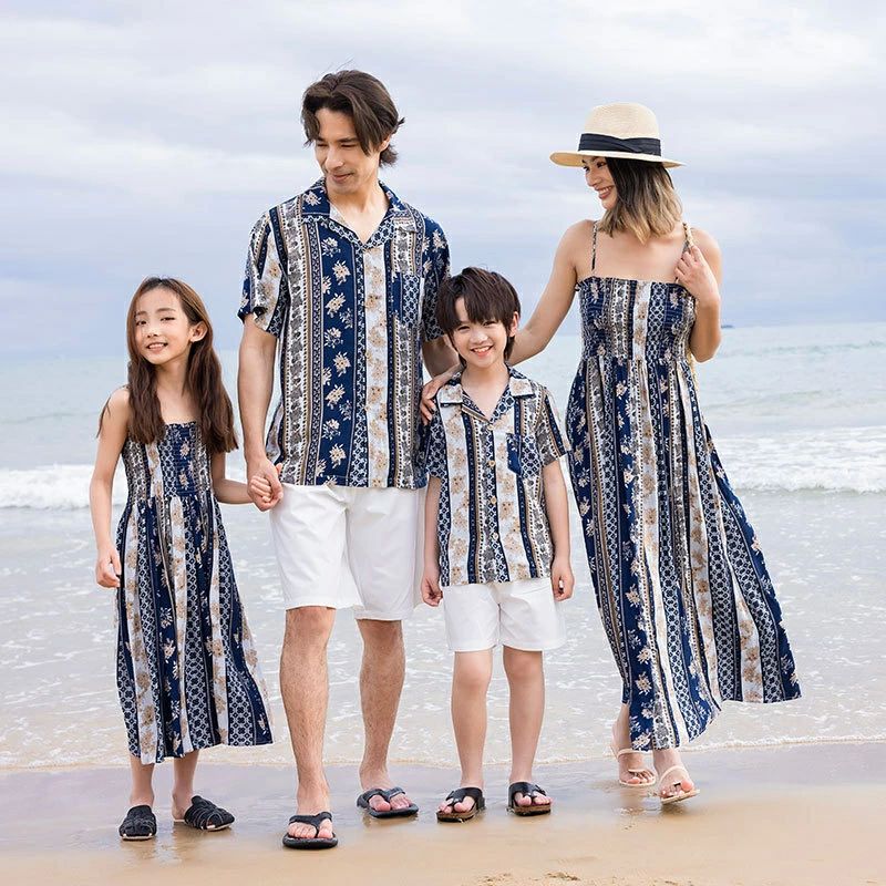 width="100%"> 商品詳細 商品特徴 ●おしゃれな親子ペアルック服。 ●家族揃いで幸せ感たっぷり。 ●家族旅行、撮影、運動会、お出かけに最高。 ●誕生日記念日、ご家族へ感謝の気持ちとしての贈り物に大人気。 ●着心地の良い柔らかい素材を使用しています。 ●カジュアルなファッションにピッタリのアイテムです。大人から子どもまでサイズ展開があり、センスを感じる親子お揃いコーデにおすすめの1枚になっています。 ●パパやママへのプレゼントにも、親子でペアが楽しめるTシャツは嬉しいもの。記念にもなりますよ。 商品内容 ●メンズ：シャツ+パンツ ●レディース：ワンピース単品 素材 ポリエステル100% 素材感 普通（薄い、やや薄い、普通、やや厚い、厚い） 季節 春、夏、秋 販売対象 自宅用、ギフト用 【サイズ詳細】 【子供90】参考身長：85-95cm、参考体重：7-10kg、参考年齢：2-3歳 【子供100】参考身長：95-105cm、参考体重：10-13kg、参考年齢：3-4歳 【子供110】参考身長：105-115cm、参考体重：13-15kg、参考年齢：4-5歳 【子供120】参考身長：115-125cm、参考体重：15-18kg、参考年齢：5-6歳 【子供130】参考身長：125-135cm、参考体重：18-23kg、参考年齢：6-7歳 【子供140】参考身長：135-145cm、参考体重：23-28kg、参考年齢：7-9歳 【子供150】参考身長：145-155cm、参考体重：28-33kg、参考年齢：9-11歳 【子供160】参考身長：155-160cm、参考体重：33-40kg、参考年齢：11-14歳 【大人S】参考身長：145-155cm、参考体重：37-45kg 【大人M】参考身長：150-160cm、参考体重：45-52kg 【大人L】参考身長：155-165cm、参考体重：52-57kg 【大人XL】参考身長：160-170cm、参考体重：55-65kg 【大人2XL】参考身長：165-175cm、参考体重：65-72kg 【大人3XL】参考身長：170-180cm、参考体重：72-80kg サイズについて不明なお客様はお気軽にお問い合わせください。 送料 沖縄以外送料無料、沖縄地方1500円 ラッピング対応 ラッピング袋手配可能。 注意事項 ※表示サイズがある場合、多少の誤差(約1-3cm)が生じる場合がございます。 ※製造上、細かな汚れやシワ糸のほつれが発生する場合がございます。 ※モニターの発色の具合によって実際のものと色が異なる場合が御座います。 ※&nbsp;商品の仕様は、製造元の都合により予告なく変更することがあります。また、突然の欠品等で商品手配の遅れや手配ができない場合がございます ので、ご了承ください。 ※土日祝祭日のご注文およびお問い合わせへの弊社からのご連絡は、翌営業日となります。 ※その他のよくあるご質問。