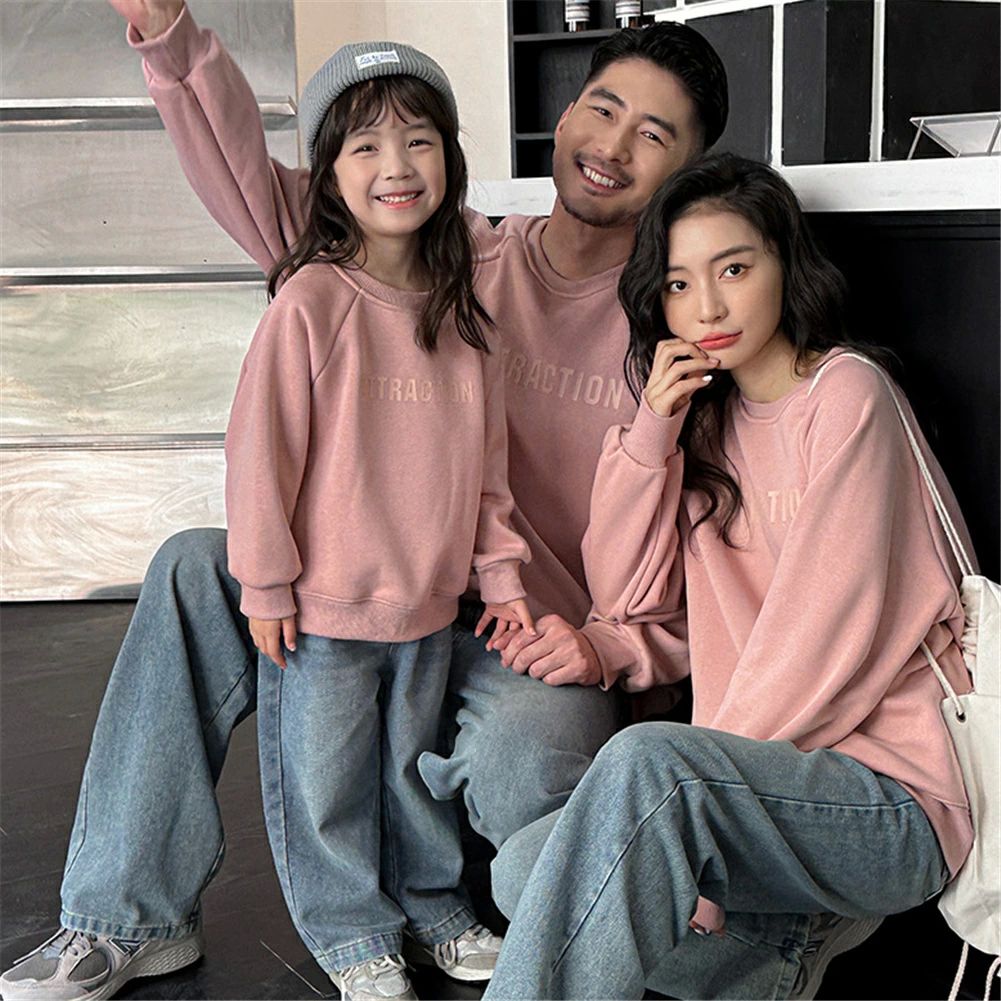 width="100%"> 商品詳細 商品特徴 ●おしゃれな親子ペアルック服。 ●家族揃いで幸せ感たっぷり。 ●家族旅行、撮影、運動会、お出かけに最高。 ●誕生日記念日、ご家族へ感謝の気持ちとしての贈り物に大人気。 ●着心地の良い柔らかい素材を使用しています。 ●カジュアルなファッションにピッタリのアイテムです。大人から子どもまでサイズ展開があり、センスを感じる親子お揃いコーデにおすすめの1枚になっています。 ●パパやママへのプレゼントにも、親子でペアが楽しめるトレーナーは嬉しいもの。記念にもなりますよ。 商品内容 トレーナー単品 素材 綿95%、ポリエステル5% 素材感 普通（薄い、やや薄い、普通、やや厚い、厚い） 販売対象 自宅用、ギフト用 【サイズ詳細】 【子供80】参考身長：73-85cm、参考体重：-7kg、参考年齢：1-2歳 【子供90】参考身長：85-95cm、参考体重：7-10kg、参考年齢：2-3歳 【子供100】参考身長：95-105cm、参考体重：10-13kg、参考年齢：3-4歳 【子供110】参考身長：105-115cm、参考体重：13-15kg、参考年齢：4-5歳 【子供120】参考身長：115-125cm、参考体重：15-18kg、参考年齢：5-6歳 【子供130】参考身長：125-135cm、参考体重：18-23kg、参考年齢：6-7歳 【子供140】参考身長：135-145cm、参考体重：23-28kg、参考年齢：7-9歳 【子供150】参考身長：145-155cm、参考体重：28-33kg、参考年齢：9-11歳 【大人S】参考身長：145-155cm、参考体重：37-45kg 【大人M】参考身長：150-160cm、参考体重：45-52kg 【大人L】参考身長：155-165cm、参考体重：52-57kg 【大人XL】参考身長：160-170cm、参考体重：55-65kg 【大人2XL】参考身長：165-175cm、参考体重：65-72kg 【大人3XL】参考身長：170-180cm、参考体重：72-80kg サイズについて不明なお客様はお気軽にお問い合わせください。 送料 沖縄以外送料無料、沖縄地方1500円 ラッピング対応 ラッピング袋手配可能。 注意事項 ※表示サイズがある場合、多少の誤差(約1-3cm)が生じる場合がございます。 ※製造上、細かな汚れやシワ糸のほつれが発生する場合がございます。 ※モニターの発色の具合によって実際のものと色が異なる場合が御座います。 ※&nbsp;商品の仕様は、製造元の都合により予告なく変更することがあります。また、突然の欠品等で商品手配の遅れや手配ができない場合がございます ので、ご了承ください。 ※土日祝祭日のご注文およびお問い合わせへの弊社からのご連絡は、翌営業日となります。 ※その他のよくあるご質問。