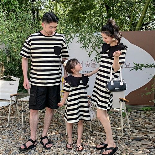 width="100%"> 商品詳細 商品特徴 ●おしゃれな親子ペアルック服。 ●家族揃いで幸せ感たっぷり。 ●家族旅行、撮影、運動会、お出かけに最高。 ●誕生日記念日、ご家族へ感謝の気持ちとしての贈り物に大人気。 ●着心地の良い柔らかい素材を使用しています。 ●カジュアルなファッションにピッタリのアイテムです。大人から子どもまでサイズ展開があり、センスを感じる親子お揃いコーデにおすすめの1枚になっています。 ●パパやママへのプレゼントにも、親子でペアが楽しめるTシャツは嬉しいもの。記念にもなりますよ。 商品内容 Tシャツ/ワンピース単品 素材 綿95%、ポリエステル5% 素材感 普通（薄い、やや薄い、普通、やや厚い、厚い） 季節 春、夏、秋 販売対象 自宅用、ギフト用 【サイズ詳細】 【子供80】参考体重9-11.5kg、着丈：35cm、身幅：35cm 【子供90】参考体重12-14.5kg、着丈：38cm、身幅：37cm 【子供100】参考体重15-17.5kg、着丈：41cm、身幅：39cm 【子供110】参考体重18-20kg、着丈：44cm、身幅：41cm 【子供120】参考体重20.5-22.5kg、着丈：47cm、身幅：42cm 【子供130】参考体重23-25kg、着丈：50cm、身幅：44cm 【子供140】参考体重25.5-30kg、着丈：53cm、身幅：46cm 【大人S】参考体重47.5-52.5kg、着丈：65cm、身幅：49cm 【大人M】参考体重53-57.5kg、着丈：67cm、身幅：51cm 【大人L】参考体重58-65kg、着丈：69cm、身幅：53cm 【大人XL】参考体重65.5-72.5kg、着丈：71cm、身幅：55cm 【大人2XL】参考体重73-80kg、着丈：73cm、身幅：57cm 【大人3XL】参考体重80.5-90kg、着丈：75cm、身幅：59cm 【ママS】着丈：85cm、バスト：88cm、参考体重47-52kg 【ママM】着丈：88cm、バスト：92cm、参考体重53-57kg 【ママL】着丈：90cm、バスト：96cm、参考体重57-65kg 【ママXL】着丈：92cm、バスト：100cm、参考体重65-72Kg 【女の子80】参考体重9-11.5kg、着丈：42cm、身幅：28cm 【女の子90】参考体重12-14.5kg、着丈：47cm、身幅：30cm 【女の子100】参考体重15-17.5kg、着丈：52cm、身幅：32cm 【女の子110】参考体重18-20kg、着丈：57cm、身幅：34cm 【女の子120】参考体重20.5-22.5kg、着丈：62cm、身幅：36cm 【女の子130】参考体重23-25kg、着丈：67cm、身幅：38cm 【女の子140】参考体重25.5-30kg、着丈：72cm、身幅：40cm サイズについて不明なお客様はお気軽にお問い合わせください。 送料 沖縄以外送料無料、沖縄地方1500円 ラッピング対応 ラッピング袋手配可能。 注意事項 ※表示サイズがある場合、多少の誤差(約1-3cm)が生じる場合がございます。 ※製造上、細かな汚れやシワ糸のほつれが発生する場合がございます。 ※モニターの発色の具合によって実際のものと色が異なる場合が御座います。 ※&nbsp;商品の仕様は、製造元の都合により予告なく変更することがあります。また、突然の欠品等で商品手配の遅れや手配ができない場合がございます ので、ご了承ください。 ※土日祝祭日のご注文およびお問い合わせへの弊社からのご連絡は、翌営業日となります。 ※その他のよくあるご質問。