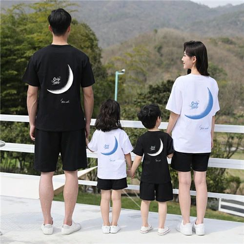 width="100%"> 商品詳細 商品特徴 ●おしゃれな親子ペアルック服。 ●家族揃いで幸せ感たっぷり。 ●家族旅行、撮影、運動会、お出かけに最高。 ●誕生日記念日、ご家族へ感謝の気持ちとしての贈り物に大人気。 ●着心地の良い柔らかい素材を使用しています。 ●カジュアルなファッションにピッタリのアイテムです。大人から子どもまでサイズ展開があり、センスを感じる親子お揃いコーデにおすすめの1枚になっています。 ●パパやママへのプレゼントにも、親子でペアが楽しめるtシャツは嬉しいもの。記念にもなりますよ。 商品内容 Tシャツ単品 素材 綿100% 素材感 普通（薄い、やや薄い、普通、やや厚い、厚い） 販売対象 自宅用、ギフト用 【サイズ詳細】 【ロンパース73】着丈：45cm、バスト：54cm、肩幅：21cm、袖丈：10cm、参考身長60-65cm 【ロンパース80】着丈：48cm、バスト：57cm、肩幅：23cm、袖丈：10.5cm、参考身長65-70cm 【子供90】着丈：40cm、バスト：62cm、肩幅：32cm、袖丈：11cm、参考体重10-12.5kg 【子供100】着丈：42cm、バスト：66cm、肩幅：34cm、袖丈：11.5cm、参考体重12.5-15kg 【子供110】着丈：44cm、バスト：70cm、肩幅：36cm、袖丈：12cm、参考体重15-20kg 【子供120】着丈：46cm、バスト：74cm、肩幅：38cm、袖丈：12.5cm、参考体重20-22.5kg 【子供130】着丈：50cm、バスト：78cm、肩幅：40cm、袖丈：13cm、参考体重22.5-27.5kg 【子供140】着丈：53cm、バスト：82cm、肩幅：42cm、袖丈：13.5cm、参考体重27.5-32.5kg 【子供150】着丈：56cm、バスト：86cm、肩幅：44cm、袖丈：14cm、参考体重32.5-37.5kg 【大人S】着丈：61cm、バスト：92cm、肩幅：46cm、袖丈：19cm、参考体重45-55kg 【大人M】着丈：64cm、バスト：96cm、肩幅：50cm、袖丈：20cm、参考体重55-60kg 【大人L】着丈：67cm、バスト：100cm、肩幅：51cm、袖丈：20.5cm、参考体重57.5-67.5kg 【大人XL】着丈：69cm、バスト：106cm、肩幅：52cm、袖丈：20.5cm、参考体重65-72.5kg 【大人2XL】着丈：71cm、バスト：112cm、肩幅：53cm、袖丈：21cm、参考体重70-80kg 【大人3XL】着丈：73cm、バスト：116cm、肩幅：54cm、袖丈：21.5cm、参考体重80-90kg 【大人4XL】着丈：75cm、バスト：120cm、肩幅：55cm、袖丈：22cm、参考体重90-100kg 【大人5XL】着丈：77cm、バスト：124cm、肩幅：56cm、袖丈：22.5cm、参考体重100-110kg サイズについて不明なお客様はお気軽にお問い合わせください。 送料 沖縄以外送料無料、沖縄地方1500円 ラッピング対応 ラッピング袋手配可能。 注意事項 ※表示サイズがある場合、多少の誤差(約1-3cm)が生じる場合がございます。 ※製造上、細かな汚れやシワ糸のほつれが発生する場合がございます。 ※モニターの発色の具合によって実際のものと色が異なる場合が御座います。 ※&nbsp;商品の仕様は、製造元の都合により予告なく変更することがあります。また、突然の欠品等で商品手配の遅れや手配ができない場合がございます ので、ご了承ください。 ※土日祝祭日のご注文およびお問い合わせへの弊社からのご連絡は、翌営業日となります。 ※その他のよくあるご質問。