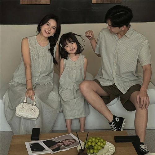 width="100%"> 商品詳細 商品特徴 ●おしゃれな親子ペアルック服。 ●家族揃いで幸せ感たっぷり。 ●家族旅行、撮影、運動会、お出かけに最高。 ●誕生日記念日、ご家族へ感謝の気持ちとしての贈り物に大人気。 ●着心地の良い柔らかい素材を使用しています。 ●カジュアルなファッションにピッタリのアイテムです。大人から子どもまでサイズ展開があり、センスを感じる親子お揃いコーデにおすすめの1枚になっています。 ●パパやママへのプレゼントにも、親子でペアが楽しめるTシャツは嬉しいもの。記念にもなりますよ。 商品内容 男の子用セット/女性用セット/シャツ単品/ハーフパンツ単品 素材 綿100% 素材感 普通（薄い、やや薄い、普通、やや厚い、厚い） 季節 春、夏、秋 販売対象 自宅用、ギフト用 【サイズ詳細】 【子供80】参考体重9-11.5kg、参考身長75-85cm 【子供90】参考体重12-14.5kg、参考身長85-95cm 【子供100】参考体重15-17.5kg、参考身長95-105cm 【子供110】参考体重18-20kg、参考身長105-115m 【子供120】参考体重20.5-22.5kg、参考身長115-125cm 【子供130】参考体重23-25kg、参考身長125-135cm 【子供140】参考体重25.5-30kg、参考身長135-145cm 【大人S】参考体重47.5-52.5kg 【大人M】参考体重53-57.5kg 【大人L】参考体重58-65kg 【大人XL】参考体重65.5-72.5kg 【大人2XL】参考体重73-80kg 【大人3XL】参考体重80-90kg 【ママS】参考体重47.5-52.5kg 【ママM】参考体重52.5-57.5kg 【ママL】参考体重57.5-65kg サイズについて不明なお客様はお気軽にお問い合わせください。 送料 沖縄以外送料無料、沖縄地方1500円 ラッピング対応 ラッピング袋手配可能。 注意事項 ※表示サイズがある場合、多少の誤差(約1-3cm)が生じる場合がございます。 ※製造上、細かな汚れやシワ糸のほつれが発生する場合がございます。 ※モニターの発色の具合によって実際のものと色が異なる場合が御座います。 ※&nbsp;商品の仕様は、製造元の都合により予告なく変更することがあります。また、突然の欠品等で商品手配の遅れや手配ができない場合がございます ので、ご了承ください。 ※土日祝祭日のご注文およびお問い合わせへの弊社からのご連絡は、翌営業日となります。 ※その他のよくあるご質問。