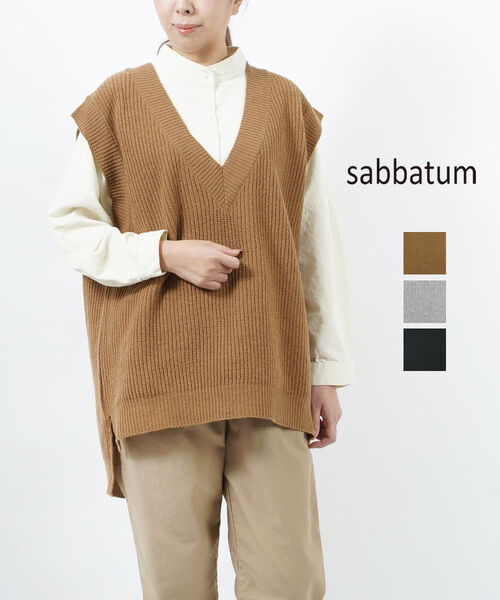 >>ギフト対応について 情報 Sabbatum(サバタム) ウール混 センターシーム ベスト Vネックベスト ニットベスト・SA-30237 【実寸】F(フリー)(前着丈69cm、後着丈79cm、胸囲120cm、ゆき丈29cm、アームホール62cm) 【素材】ウール80%、ナイロン17%、その他3% タグ #Sabbatum#サバタム#ベスト 楽天国際配送対象商品（海外配送)詳細はこちらです。 Rakuten International Shipping Item Details click here コード ＊U230202＊【smtb-TK】【select-shop】【コンビニ受取対応商品】 メーカー希望小売価格はメーカー商品タグに基づいて掲載していますSabbatum(サバタム)ウール混 センターシーム ベスト Vネックベスト ニットベストSA-30237Item Images※画像をクリックして拡大Color Variation※クリックして拡大ベージュ(BEG)グレー(GRY)ブラック(BLK)ブランドSabbatum(サバタム)アイテム説明オーバーサイズのゆったり感がかわいいトレンドのニットベスト。深めのVネックがお顔周りをすっきりと見せてくれるだけでなく、レイヤードスタイルがさらに楽しめるデザインです♪ウールにナイロンを混紡した、ふんわり軽くて柔らかい仕上がりです。普段の着回しアイテムとして最適◎前後差のある着丈はパンツにもスカートにもバランスが良く、こなれた着こなしが叶います。ヒップが隠れるのも嬉しいポイント！使いやすいベーシックカラーが揃っています。アイテムサイズF(フリー)(前着丈69cm、後着丈79cm、胸囲120cm、ゆき丈29cm、アームホール62cm)&gt;&gt;サイズガイドはこちら。アイテム詳細素材：ウール80%、ナイロン17%、その他3%重さ：250g裏地：なし生地の伸縮性：あり生地の透け感：ややあり生産国：Japan洗濯表示注意点※モニターの発色の具合によって実際のものと色が異なる場合がございます。着用モデル 身長：167cm トップスサイズ：M〜L ボトムサイズ：M〜L 足のサイズ：24.0cm モデル着用サイズ:F取り扱い店THE MAIN STORE(メインストア)Glenpark(グレンパーク かほく店)Glenpark(グレンパーク 高岡店)