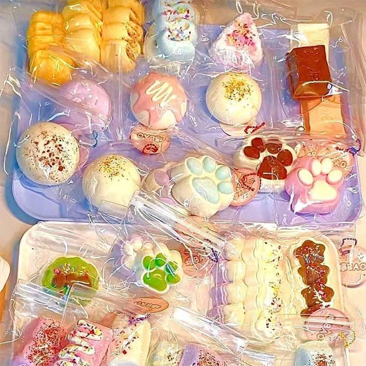 フィール08の6個~7個セット スクイーズ 福袋 ブラインドボックス 大サイズ 中サイズ 肉球 ネコ ねこ ケーキ パン 低反発 おもちゃ かわいい 握る ストレス｜アングル3