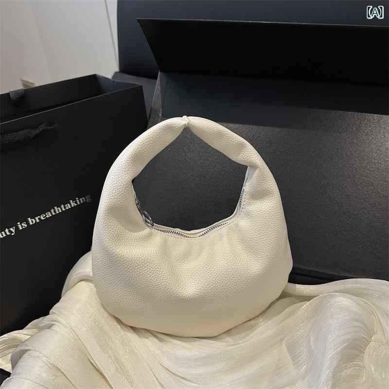 【原産国／製造国: 中国】 .三日月型 ハンドバッグはミニサイズでコンパクト、シンプルなデザインが魅力。ナチュラルでスタンダードな定番ベーシック仕様。手提げカバンとして軽量で持ちやすく、レディース向けの上品でかわいいデザイン。通勤 通学や冠婚葬祭、普段使いのデイリーシーンに最適。ギフトや贈り物にも人気。収納力、ファッション性、高級感、使いやすさ、トレンド感を兼ね備えています。おしゃれ 小さめ 人気 軽量 高品質 使いやすい 持ちやすい カジュアル 清楚 上品 プレゼント向け。。 指定された配送時間は承っておりません。【ジャンティ】【原産国／製造国: 中国】 .三日月型 ハンドバッグはミニサイズでコンパクト、シンプルなデザインが魅力。ナチュラルでスタンダードな定番ベーシック仕様。手提げカバンとして軽量で持ちやすく、レディース向けの上品でかわいいデザイン。通勤 通学や冠婚葬祭、普段使いのデイリーシーンに最適。ギフトや贈り物にも人気。収納力、ファッション性、高級感、使いやすさ、トレンド感を兼ね備えています。おしゃれ 小さめ 人気 軽量 高品質 使いやすい 持ちやすい カジュアル 清楚 上品 プレゼント向け。。 指定された配送時間は承っておりません。【ジャンティ】