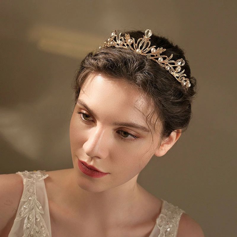 商品説明商品内容 ウエディング王冠 ヘアーアクセサリーヘッドドレス 髪飾り 商品特徴きれいめ 納期について至急ご利用頂く場合は事前にメールでご連絡お願いします。確認事項■在庫：通常発注後、24時間以内に注文確認のメールにてご連絡致します。多店舗が在庫共有しているため、在庫切れになる可能性もございます。予めご了承下さい。■全国送料無料（沖縄、離島は除く）■【＊沖縄.離島は1500円】※お届け先が沖縄・離島の場合、別途送料が発生する場合がございます。■変更：注文キャンセル/変更依頼は発注後、24時間以内にお控えて下さい。■返品交換：対応期間は商品到着後、3日以内になります。お受け取りしてから、すぐに開封し商品をご確認下さい。備考※モデル画像で使用しているアクセサリー等は商品に含まれませんのでご注意下さい。●メーカーの製品更新により、予告なしで同じ商品がデザイン、色若干変わる場合がございます。また、突然の欠品等で商品の手配が遅れ、出来なくなる場合がございます、予めご了承下さい。●ご利用のモニターによって、実物と異なる色に表示される場合がございます。●入荷・生産時期によっては、商品の色味、刺繍の形やデザイン、コサージュの色・形など多少異なる場合もございます。また、繊細な部分はほつれやすいので、ご購入の際はあらかじめご了承下さい。●カラー名称は、商品識別用の名称で実際の色を表すものではございません。●ラメが付いている商品は、性質上ラメが取れやすくなっております。ご購入の際はあらかじめご了承下さい。●多少の破れ、引っ掻き傷があります。●縫製ずれが生じています。●縫製皺があります。●【糸ホツレ】【接着剤】【細かい汚れ】【輸送の際のシワ】などの点はご着用するのに問題がない許容範囲とさせて頂いております。●本製品は生産過程におきまして、生地を織る際の糸の継ぎ目や多少のほつれが生じることがありまが、品質上は問題ありません。また、生地の織りに他繊維が混紡している場合もございます。●お使いのお使いのモニターの発色具合によって、実際のものと色が異なる場合がございます。●海外生産の為、記載寸法に対する数センチの誤差は正規品とさせて頂いております。参考サイズとしてご覧ください。●生産時期により、スカートの長さに多少の違いが見られる場合があります。●実際お届けする商品は、生地の裁断の仕方によって写真と柄の配置が異なります。予めごご了承ください。●海外製品のため、縫製等が日本の基準に達してない場合がございます。着用自体には問題ございません。●全ての商品は1点1点検品しておりますが、着用可能なわずかなキズや汚れ、匂いは不良品とはなりませんので予めご了承ください。明らかな不良が見つかったら、レビューの前に当店に連絡ください対応致します。●画像商品説明をご覧になり、ご理解の上ご購入いただけますようお願い致します。上記などの理由により、破格値でのご提供になっております。そのため、申し訳ございませんが、返品交換は一切行っておりません。予め、ご了承いただいた上でお買い求めくださいませ。※気持ちの良いお取引ができますよう心がけていますので、ご質問ご要望などあればお気軽にお申し付けくださいませ。ドレス大ヒット 検索ワード（全商品）ウエディング花冠 造花 花輪 舞台 二次会 花嫁 披露宴 結婚式 成人式 卒業式 前撮り姫風 写真 ウェディング小物 手作り 花嫁 パーティー キッズ ベビー女の子 ガーデンウエディング アクセサリーセット 海外挙式 入園式 卒業式 卒園式 入学式 【原産国／製造国: 中国】 .ティアラは欧米風のゴールドクラウンでウエディングや挙式用ヘッドドレスとして人気。花嫁の結婚式、前撮り、二次会、パーティー、ブライダルシーンにぴったりの高級感と豪華さを兼ね備えています。フォーマルや成人式、披露宴、お祝い、記念日にも使える優雅で上品なデザイン。おしゃれでかわいいヘアアクセサリーとして成人式ドレスとの相性も抜群。ラグジュアリーでゴージャスなティアラは特別な日の装いを格上げします。。 指定された配送時間は承っておりません。【ジャンティ】商品説明商品内容 ウエディング王冠 ヘアーアクセサリーヘッドドレス 髪飾り 商品特徴きれいめ 納期について至急ご利用頂く場合は事前にメールでご連絡お願いします。確認事項■在庫：通常発注後、24時間以内に注文確認のメールにてご連絡致します。多店舗が在庫共有しているため、在庫切れになる可能性もございます。予めご了承下さい。■全国送料無料（沖縄、離島は除く）■【＊沖縄.離島は1500円】※お届け先が沖縄・離島の場合、別途送料が発生する場合がございます。■変更：注文キャンセル/変更依頼は発注後、24時間以内にお控えて下さい。■返品交換：対応期間は商品到着後、3日以内になります。お受け取りしてから、すぐに開封し商品をご確認下さい。備考※モデル画像で使用しているアクセサリー等は商品に含まれませんのでご注意下さい。●メーカーの製品更新により、予告なしで同じ商品がデザイン、色若干変わる場合がございます。また、突然の欠品等で商品の手配が遅れ、出来なくなる場合がございます、予めご了承下さい。●ご利用のモニターによって、実物と異なる色に表示される場合がございます。●入荷・生産時期によっては、商品の色味、刺繍の形やデザイン、コサージュの色・形など多少異なる場合もございます。また、繊細な部分はほつれやすいので、ご購入の際はあらかじめご了承下さい。●カラー名称は、商品識別用の名称で実際の色を表すものではございません。●ラメが付いている商品は、性質上ラメが取れやすくなっております。ご購入の際はあらかじめご了承下さい。●多少の破れ、引っ掻き傷があります。●縫製ずれが生じています。●縫製皺があります。●【糸ホツレ】【接着剤】【細かい汚れ】【輸送の際のシワ】などの点はご着用するのに問題がない許容範囲とさせて頂いております。●本製品は生産過程におきまして、生地を織る際の糸の継ぎ目や多少のほつれが生じることがありまが、品質上は問題ありません。また、生地の織りに他繊維が混紡している場合もございます。●お使いのお使いのモニターの発色具合によって、実際のものと色が異なる場合がございます。●海外生産の為、記載寸法に対する数センチの誤差は正規品とさせて頂いております。参考サイズとしてご覧ください。●生産時期により、スカートの長さに多少の違いが見られる場合があります。●実際お届けする商品は、生地の裁断の仕方によって写真と柄の配置が異なります。予めごご了承ください。●海外製品のため、縫製等が日本の基準に達してない場合がございます。着用自体には問題ございません。●全ての商品は1点1点検品しておりますが、着用可能なわずかなキズや汚れ、匂いは不良品とはなりませんので予めご了承ください。明らかな不良が見つかったら、レビューの前に当店に連絡ください対応致します。●画像商品説明をご覧になり、ご理解の上ご購入いただけますようお願い致します。上記などの理由により、破格値でのご提供になっております。そのため、申し訳ございませんが、返品交換は一切行っておりません。予め、ご了承いただいた上でお買い求めくださいませ。※気持ちの良いお取引ができますよう心がけていますので、ご質問ご要望などあればお気軽にお申し付けくださいませ。ドレス大ヒット 検索ワード（全商品）ウエディング花冠 造花 花輪 舞台 二次会 花嫁 披露宴 結婚式 成人式 卒業式 前撮り姫風 写真 ウェディング小物 手作り 花嫁 パーティー キッズ ベビー女の子 ガーデンウエディング アクセサリーセット 海外挙式 入園式 卒業式 卒園式 入学式 【原産国／製造国: 中国】 .ティアラは欧米風のゴールドクラウンでウエディングや挙式用ヘッドドレスとして人気。花嫁の結婚式、前撮り、二次会、パーティー、ブライダルシーンにぴったりの高級感と豪華さを兼ね備えています。フォーマルや成人式、披露宴、お祝い、記念日にも使える優雅で上品なデザイン。おしゃれでかわいいヘアアクセサリーとして成人式ドレスとの相性も抜群。ラグジュアリーでゴージャスなティアラは特別な日の装いを格上げします。。 指定された配送時間は承っておりません。【ジャンティ】