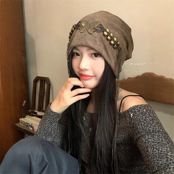 フィール08のアメリカンレトロ タイダイ フリンジ ビーズ付き レディース 甘辛MIX ゆるかわ 大きめ頭囲対応 小顔効果 ドレープハット くしゅくしゅ帽 秋冬 新作 暖かい 防寒 おしゃれ 可愛い カジュアル 無地 コーデ アクセント｜アングル3