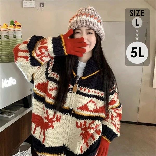 類似商品はこちら ＊.*꙳セーター レディース クリスマス ニット クリ4,680円セーター レディース クリスマス ニット クリ6,880円セーター レディース クリスマス ニット クリ4,270円セーター レディース クリスマス ニット クリ4,060円ダサセーター アグリーセーター クリスマスセー8,160円アグリーセーター ダサセーター クリスマスセー7,990円 セット内容&nbsp;✽.*꙳ セーター「記載のないアクセサリー、小物等は付属されません」 素材&nbsp;✽.*꙳ ポリエステル カラー&nbsp;✽.*꙳ ベージュ×レッド サイズ (cm)&nbsp;✽.*꙳ L/肩幅56　バスト114　着丈74　袖丈552L（XL）/肩幅58　バスト120　着丈75　袖丈563L（2XL）/肩幅60　バスト130　着丈76　袖丈574L（3XL）/肩幅62　バスト140　着丈77　袖丈585L（4XL）/肩幅64　バスト150　着丈78　袖丈59※表記寸法と実寸値の多少の誤差はご容赦ください よくある質問 Happysunny&nbsp;✽.*꙳ Q1. サイズ選びに迷っているのですが、ゆったりデザインでも大きすぎて見えないか心配です。▸ ゆったりシルエットですが、全体のバランスが整うよう設計されているため、大きすぎて見える心配は少なく自然に体型カバーができます。by HappysunnyQ2. クリスマス用として購入したいのですが、普段使いもしやすいデザインでしょうか？▸ 季節感のあるデザインながら、落ち着いた色味で合わせやすいため、イベント以外の秋冬の普段コーデにも気軽に取り入れていただけます。by HappysunnyQ3. 写真のイメージと実物に差がないか気になります。実際の雰囲気はどうですか？▸ 商品ページの写真は、実物の雰囲気に近づけるよう丁寧に撮影・調整しておりますので、大きな印象の違いはございません。by Happysunny模倣品・コピー商品を扱うお店が増えています。ご注文のショップ名と、画像や商品説明にあるショップ名が同一かご確認の上ご注文ください。 送料&nbsp;✽.*꙳ ★1点 880円(北海道・九州・沖縄・離島除く)商品を複数ご注文の場合の送料は、下記の表を参照してください。 ※SALE品など、他商品との同梱発送不可の商品と合わせてご購入の場合、送料の計算が異なりますのでご注意ください。 注意事項&nbsp;✽.*꙳ ●ページの閲覧環境によって、掲載写真と実際の商品の色合いが異なる場合があります。 ●モデルに小物を使う場合がございますが、商品に含まれませんので、セット内容をご確認ください。●製造過程・出荷過程の間に出来た細かなキズ・ヨゴレなどある場合がございます。細かい部分まで気になさる方は、ご購入をご遠慮ください。 ●商品の仕様は、製造元の都合により予告なく変更や突然の欠品等で商品手配の遅れや手配ができない場合がございます。 ●お届けした商品に不備がございましたら、お届け後5日以内にご連絡ください。早急に対応させていただきます。なお期日を過ぎた場合はお受け致しかねます。 ●土日祝祭日のご注文およびお問い合わせへの弊社からのご連絡は、翌営業日となります。 ●海外製品のため、詳細タグなし。 ●配送の関係上、ラッピング対応は受け付けておりません。 &nbsp;&nbsp;会社・学校・団体でご購入のお客様 発送の際、ご担当者様のお名前（フルネーム）が必要となります。 登録情報のお名前を、会社名や団体名のみでご登録されている場合、ご登録名をご担当者様のお名前にご変更していただくか、【備考欄】にフルネームでご記入願います。 【納品書や領収書につきまして】 当店では個人情報保護及び環境保全の為ペーパーレス化に取り組んでおりますので、お届けのお荷物に納品書（お買上明細書）は同封しておりません。ご了承くださいませ。 ご希望の場合、ご注文時【備考欄】にご記入願います。PDFファイルをメールにて添付いたします。 &nbsp;&nbsp;返品・交換・キャンセルについて サイズ間違い・イメージ違いなど、お客様都合によるキャンセルやご交換は原則として承っておりません。返品ルールに関しましては、リンク先ページをご覧の上、お気軽にお問い合わせください。 SIMILAR COLOR ベージュ×レッド 赤類似商品はこちら ＊.*꙳セーター レディース クリスマス ニット クリ4,680円セーター レディース クリスマス ニット クリ6,880円セーター レディース クリスマス ニット クリ4,270円セーター レディース クリスマス ニット クリ4,060円ダサセーター アグリーセーター クリスマスセー8,160円アグリーセーター ダサセーター クリスマスセー7,990円 セット内容&nbsp;✽.*꙳ セーター「記載のないアクセサリー、小物等は付属されません」 素材&nbsp;✽.*꙳ ポリエステル カラー&nbsp;✽.*꙳ ベージュ×レッド サイズ (cm)&nbsp;✽.*꙳ L/肩幅56　バスト114　着丈74　袖丈552L（XL）/肩幅58　バスト120　着丈75　袖丈563L（2XL）/肩幅60　バスト130　着丈76　袖丈574L（3XL）/肩幅62　バスト140　着丈77　袖丈585L（4XL）/肩幅64　バスト150　着丈78　袖丈59※表記寸法と実寸値の多少の誤差はご容赦ください よくある質問 Happysunny&nbsp;✽.*꙳ Q1. サイズ選びに迷っているのですが、ゆったりデザインでも大きすぎて見えないか心配です。▸ ゆったりシルエットですが、全体のバランスが整うよう設計されているため、大きすぎて見える心配は少なく自然に体型カバーができます。by HappysunnyQ2. クリスマス用として購入したいのですが、普段使いもしやすいデザインでしょうか？▸ 季節感のあるデザインながら、落ち着いた色味で合わせやすいため、イベント以外の秋冬の普段コーデにも気軽に取り入れていただけます。by HappysunnyQ3. 写真のイメージと実物に差がないか気になります。実際の雰囲気はどうですか？▸ 商品ページの写真は、実物の雰囲気に近づけるよう丁寧に撮影・調整しておりますので、大きな印象の違いはございません。by Happysunny模倣品・コピー商品を扱うお店が増えています。ご注文のショップ名と、画像や商品説明にあるショップ名が同一かご確認の上ご注文ください。 送料&nbsp;✽.*꙳ ★1点 880円(北海道・九州・沖縄・離島除く)商品を複数ご注文の場合の送料は、下記の表を参照してください。 ※SALE品など、他商品との同梱発送不可の商品と合わせてご購入の場合、送料の計算が異なりますのでご注意ください。 注意事項&nbsp;✽.*꙳ ●ページの閲覧環境によって、掲載写真と実際の商品の色合いが異なる場合があります。 ●モデルに小物を使う場合がございますが、商品に含まれませんので、セット内容をご確認ください。●製造過程・出荷過程の間に出来た細かなキズ・ヨゴレなどある場合がございます。細かい部分まで気になさる方は、ご購入をご遠慮ください。 ●商品の仕様は、製造元の都合により予告なく変更や突然の欠品等で商品手配の遅れや手配ができない場合がございます。 ●お届けした商品に不備がございましたら、お届け後5日以内にご連絡ください。早急に対応させていただきます。なお期日を過ぎた場合はお受け致しかねます。 ●土日祝祭日のご注文およびお問い合わせへの弊社からのご連絡は、翌営業日となります。 ●海外製品のため、詳細タグなし。 ●配送の関係上、ラッピング対応は受け付けておりません。 &nbsp;&nbsp;会社・学校・団体でご購入のお客様 発送の際、ご担当者様のお名前（フルネーム）が必要となります。 登録情報のお名前を、会社名や団体名のみでご登録されている場合、ご登録名をご担当者様のお名前にご変更していただくか、【備考欄】にフルネームでご記入願います。 【納品書や領収書につきまして】 当店では個人情報保護及び環境保全の為ペーパーレス化に取り組んでおりますので、お届けのお荷物に納品書（お買上明細書）は同封しておりません。ご了承くださいませ。 ご希望の場合、ご注文時【備考欄】にご記入願います。PDFファイルをメールにて添付いたします。 &nbsp;&nbsp;返品・交換・キャンセルについて サイズ間違い・イメージ違いなど、お客様都合によるキャンセルやご交換は原則として承っておりません。返品ルールに関しましては、リンク先ページをご覧の上、お気軽にお問い合わせください。 SIMILAR COLOR ベージュ×レッド 赤