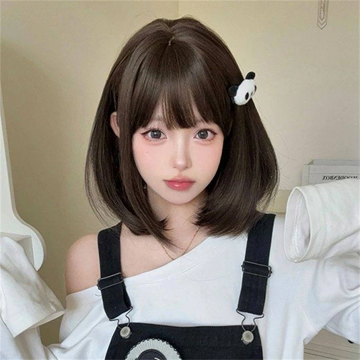 類似商品はこちら ＊.*꙳フルウィッグ ショート レディース ふんわり前5,680円フルウィッグ ショート レディース ハロウィン4,580円フルウィッグ ショート レディース ハロウィン5,480円フルウィッグ ショート レディース ハロウィン5,480円フルウィッグ ショート レディース ふんわり前5,720円フルウィッグ レディース 前髪あり 原宿風 か4,270円 セット内容&nbsp;✽.*꙳ ウィッグ※こちらの商品は、個人差等ございますので、商品ご到着後、お客様ご自身より手くしやカット等多少の調節が必要な場合もございます。「記載のないアクセサリー　小物等は付属しません」 素材&nbsp;✽.*꙳ 高温耐熱ファイバー カラー&nbsp;✽.*꙳ ブラウン サイズ (cm)&nbsp;✽.*꙳ 長さ：約40cm※表記寸法と実寸値の多少の誤差はご容赦ください。 よくある質問 Happysunny&nbsp;✽.*꙳ Q1. 前髪があるスタイルですが、自然に見えるでしょうか？▸ はい、ふんわりとした前髪デザインで自然に見えるように仕上げておりますので、普段使いにもイベントにも違和感なくご利用いただけます。by HappysunnyQ2. ハロウィンや文化祭以外のシーンでも使えますか？▸ はい、日常使いはもちろん、演劇や舞台、イベントなど幅広いシーンでご活用いただけます。by HappysunnyQ3. 初めてウィッグを使用するのですが、装着は難しくないですか？▸ はい、簡単に着用できる仕様になっておりますので、初めての方でも安心してご使用いただけます。by Happysunny 送料&nbsp;✽.*꙳ ★1点 880円(北海道・九州・沖縄・離島除く)商品を複数ご注文の場合の送料は、下記の表を参照してください。 ※SALE品など、他商品との同梱発送不可の商品と合わせてご購入の場合、送料の計算が異なりますのでご注意ください。 注意事項&nbsp;✽.*꙳ ●ページの閲覧環境によって、掲載写真と実際の商品の色合いが異なる場合があります。 ●モデルに小物を使う場合がございますが、商品に含まれませんので、セット内容をご確認ください。●製造過程・出荷過程の間に出来た細かなキズ・ヨゴレなどある場合がございます。細かい部分まで気になさる方は、ご購入をご遠慮ください。 ●商品の仕様は、製造元の都合により予告なく変更や突然の欠品等で商品手配の遅れや手配ができない場合がございます。 ●お届けした商品に不備がございましたら、お届け後5日以内にご連絡ください。早急に対応させていただきます。なお期日を過ぎた場合はお受け致しかねます。 ●土日祝祭日のご注文およびお問い合わせへの弊社からのご連絡は、翌営業日となります。 ●海外製品のため、詳細タグなし。 ●配送の関係上、ラッピング対応は受け付けておりません。 &nbsp;&nbsp;会社・学校・団体でご購入のお客様 発送の際、ご担当者様のお名前（フルネーム）が必要となります。 登録情報のお名前を、会社名や団体名のみでご登録されている場合、ご登録名をご担当者様のお名前にご変更していただくか、【備考欄】にフルネームでご記入願います。 【納品書や領収書につきまして】 当店では個人情報保護及び環境保全の為ペーパーレス化に取り組んでおりますので、お届けのお荷物に納品書（お買上明細書）は同封しておりません。ご了承くださいませ。 ご希望の場合、ご注文時【備考欄】にご記入願います。PDFファイルをメールにて添付いたします。 &nbsp;&nbsp;返品・交換・キャンセルについて サイズ間違い・イメージ違いなど、お客様都合によるキャンセルやご交換は原則として承っておりません。返品ルールに関しましては、リンク先ページをご覧の上、お気軽にお問い合わせください。 SIMILAR COLOR ブラウン 茶類似商品はこちら ＊.*꙳フルウィッグ ショート レディース ふんわり前5,680円フルウィッグ ショート レディース ハロウィン4,580円フルウィッグ ショート レディース ハロウィン5,480円フルウィッグ ショート レディース ハロウィン5,480円フルウィッグ ショート レディース ふんわり前5,720円フルウィッグ レディース 前髪あり 原宿風 か4,270円 セット内容&nbsp;✽.*꙳ ウィッグ※こちらの商品は、個人差等ございますので、商品ご到着後、お客様ご自身より手くしやカット等多少の調節が必要な場合もございます。「記載のないアクセサリー　小物等は付属しません」 素材&nbsp;✽.*꙳ 高温耐熱ファイバー カラー&nbsp;✽.*꙳ ブラウン サイズ (cm)&nbsp;✽.*꙳ 長さ：約40cm※表記寸法と実寸値の多少の誤差はご容赦ください。 よくある質問 Happysunny&nbsp;✽.*꙳ Q1. 前髪があるスタイルですが、自然に見えるでしょうか？▸ はい、ふんわりとした前髪デザインで自然に見えるように仕上げておりますので、普段使いにもイベントにも違和感なくご利用いただけます。by HappysunnyQ2. ハロウィンや文化祭以外のシーンでも使えますか？▸ はい、日常使いはもちろん、演劇や舞台、イベントなど幅広いシーンでご活用いただけます。by HappysunnyQ3. 初めてウィッグを使用するのですが、装着は難しくないですか？▸ はい、簡単に着用できる仕様になっておりますので、初めての方でも安心してご使用いただけます。by Happysunny 送料&nbsp;✽.*꙳ ★1点 880円(北海道・九州・沖縄・離島除く)商品を複数ご注文の場合の送料は、下記の表を参照してください。 ※SALE品など、他商品との同梱発送不可の商品と合わせてご購入の場合、送料の計算が異なりますのでご注意ください。 注意事項&nbsp;✽.*꙳ ●ページの閲覧環境によって、掲載写真と実際の商品の色合いが異なる場合があります。 ●モデルに小物を使う場合がございますが、商品に含まれませんので、セット内容をご確認ください。●製造過程・出荷過程の間に出来た細かなキズ・ヨゴレなどある場合がございます。細かい部分まで気になさる方は、ご購入をご遠慮ください。 ●商品の仕様は、製造元の都合により予告なく変更や突然の欠品等で商品手配の遅れや手配ができない場合がございます。 ●お届けした商品に不備がございましたら、お届け後5日以内にご連絡ください。早急に対応させていただきます。なお期日を過ぎた場合はお受け致しかねます。 ●土日祝祭日のご注文およびお問い合わせへの弊社からのご連絡は、翌営業日となります。 ●海外製品のため、詳細タグなし。 ●配送の関係上、ラッピング対応は受け付けておりません。 &nbsp;&nbsp;会社・学校・団体でご購入のお客様 発送の際、ご担当者様のお名前（フルネーム）が必要となります。 登録情報のお名前を、会社名や団体名のみでご登録されている場合、ご登録名をご担当者様のお名前にご変更していただくか、【備考欄】にフルネームでご記入願います。 【納品書や領収書につきまして】 当店では個人情報保護及び環境保全の為ペーパーレス化に取り組んでおりますので、お届けのお荷物に納品書（お買上明細書）は同封しておりません。ご了承くださいませ。 ご希望の場合、ご注文時【備考欄】にご記入願います。PDFファイルをメールにて添付いたします。 &nbsp;&nbsp;返品・交換・キャンセルについて サイズ間違い・イメージ違いなど、お客様都合によるキャンセルやご交換は原則として承っておりません。返品ルールに関しましては、リンク先ページをご覧の上、お気軽にお問い合わせください。 SIMILAR COLOR ブラウン 茶
