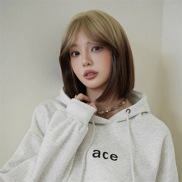フィール08のウィッグ メッシュ レディース フルウィッグ ショート ストレート ぱっつん前髪 前髪あり 可愛い かわいい 大人用 コスプレ ロリータ ゴスロリ コスチューム 原宿風 仮装 超自然 かつら wig Lolita 小顔 文化祭 イベント 学園祭 ハロウィン dp106c6c6m3｜アングル2