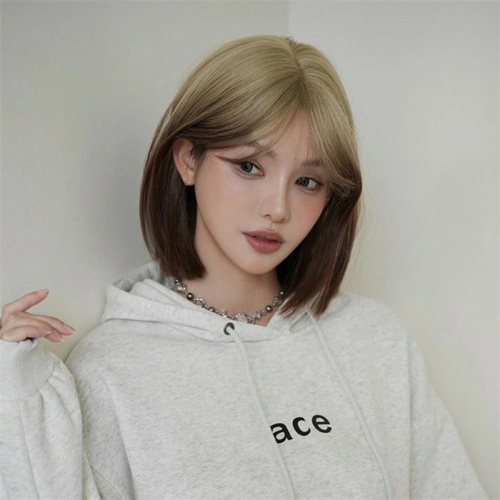 フィール08のウィッグ メッシュ レディース フルウィッグ ショート ストレート ぱっつん前髪 前髪あり 可愛い かわいい 大人用 コスプレ ロリータ ゴスロリ コスチューム 原宿風 仮装 超自然 かつら wig Lolita 小顔 文化祭 イベント 学園祭 ハロウィン dp106c6c6m3｜アングル3