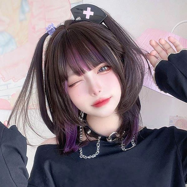 類似商品はこちら ＊.*꙳フルウィッグ かつら ゴールド 女性 ボブ 短4,720円フルウィッグ かつら ピンク 女性 長髪 スト4,860円フルウィッグ かつら 巻き毛 女性 長髪 普段4,790円フルウィッグ レディース ロングストレート イ4,790円ウィッグ メンズ 長髪 かつら 自然 フルウィ4,820円ウィッグ メンズ 長髪 かつら 自然 フルウィ4,790円 セット内容&nbsp;✽.*꙳ ウィッグ/ヘアネット【※こちらの商品は、個人差等ございますので、商品ご到着後、お客様ご自身より手くしやカット等多少の調節が必要な場合もございます。】「記載のないアクセサリー　小物等は付属しません」 大事なお知らせ&nbsp;✽.*꙳ #よくみて #コピーガード対策品 #TODOKANAI #サイズ違い #ABUNAI #やばい #コピー商品 ＃パクり ＃ニセモノ 素材&nbsp;✽.*꙳ 高温耐熱ファイバー カラー&nbsp;✽.*꙳ ブラウン×パープル サイズ (cm)&nbsp;✽.*꙳ 長さ：約42cm※表記寸法と実寸値の多少の誤差はご容赦ください。 よくある質問 Happysunny ✽.*꙳Q1. 普段のお出かけでも使えるデザインでしょうか？▸ はい、自然なショートボブスタイルで普段のお出かけや通勤にもぴったりです。インナーカラーがさりげないアクセントになります。by HappysunnyQ2. サイズは調整できますか？▸ 内側にアジャスターが付いておりますので、頭の大きさに合わせて簡単にサイズ調整が可能です。快適にフィットします。by HappysunnyQ3. コスプレ以外にもどんな場面で使えますか？▸ デイリースタイルやイベント、撮影、文化祭など幅広いシーンでお使いいただけます。気軽にイメージチェンジを楽しめます。by Happysunny 送料&nbsp;✽.*꙳ ★1点 880円(北海道・九州・沖縄・離島除く)商品を複数ご注文の場合の送料は、下記の表を参照してください。 ※SALE品など、他商品との同梱発送不可の商品と合わせてご購入の場合、送料の計算が異なりますのでご注意ください。 注意事項&nbsp;✽.*꙳ ●ページの閲覧環境によって、掲載写真と実際の商品の色合いが異なる場合があります。 ●モデルに小物を使う場合がございますが、商品に含まれませんので、セット内容をご確認ください。 ●製造過程・出荷過程の間に出来た細かなキズ・ヨゴレなどある場合がございます。細かい部分まで気になさる方は、ご購入をご遠慮ください。 ●商品の仕様は、製造元の都合により予告なく変更や突然の欠品等で商品手配の遅れや手配ができない場合がございます。 ●お届けした商品に不備がございましたら、お届け後5日以内にご連絡ください。早急に対応させていただきます。なお期日を過ぎた場合はお受け致しかねます。 ●土日祝祭日のご注文およびお問い合わせへの弊社からのご連絡は、翌営業日となります。 ●海外製品のため、詳細タグなし。 ●配送の関係上、ラッピング対応は受け付けておりません。 &nbsp;&nbsp;会社・学校・団体でご購入のお客様 発送の際、ご担当者様のお名前（フルネーム）が必要となります。 登録情報のお名前を、会社名や団体名のみでご登録されている場合、ご登録名をご担当者様のお名前にご変更していただくか、【備考欄】にフルネームでご記入願います。 【納品書や領収書につきまして】 当店では個人情報保護及び環境保全の為ペーパーレス化に取り組んでおりますので、お届けのお荷物に納品書（お買上明細書）は同封しておりません。ご了承くださいませ。 ご希望の場合、ご注文時【備考欄】にご記入願います。PDFファイルをメールにて添付いたします。 &nbsp;&nbsp;返品・交換・キャンセルについて サイズ間違い・イメージ違いなど、お客様都合によるキャンセルやご交換は原則として承っておりません。返品ルールに関しましては、リンク先ページをご覧の上、お気軽にお問い合わせください。 SIMILAR COLOR ブラウン 茶×パープル 紫類似商品はこちら ＊.*꙳フルウィッグ かつら ゴールド 女性 ボブ 短4,720円フルウィッグ かつら ピンク 女性 長髪 スト4,860円フルウィッグ かつら 巻き毛 女性 長髪 普段4,790円フルウィッグ レディース ロングストレート イ4,790円ウィッグ メンズ 長髪 かつら 自然 フルウィ4,820円ウィッグ メンズ 長髪 かつら 自然 フルウィ4,790円 セット内容&nbsp;✽.*꙳ ウィッグ/ヘアネット【※こちらの商品は、個人差等ございますので、商品ご到着後、お客様ご自身より手くしやカット等多少の調節が必要な場合もございます。】「記載のないアクセサリー　小物等は付属しません」 大事なお知らせ&nbsp;✽.*꙳ #よくみて #コピーガード対策品 #TODOKANAI #サイズ違い #ABUNAI #やばい #コピー商品 ＃パクり ＃ニセモノ 素材&nbsp;✽.*꙳ 高温耐熱ファイバー カラー&nbsp;✽.*꙳ ブラウン×パープル サイズ (cm)&nbsp;✽.*꙳ 長さ：約42cm※表記寸法と実寸値の多少の誤差はご容赦ください。 よくある質問 Happysunny ✽.*꙳Q1. 普段のお出かけでも使えるデザインでしょうか？▸ はい、自然なショートボブスタイルで普段のお出かけや通勤にもぴったりです。インナーカラーがさりげないアクセントになります。by HappysunnyQ2. サイズは調整できますか？▸ 内側にアジャスターが付いておりますので、頭の大きさに合わせて簡単にサイズ調整が可能です。快適にフィットします。by HappysunnyQ3. コスプレ以外にもどんな場面で使えますか？▸ デイリースタイルやイベント、撮影、文化祭など幅広いシーンでお使いいただけます。気軽にイメージチェンジを楽しめます。by Happysunny 送料&nbsp;✽.*꙳ ★1点 880円(北海道・九州・沖縄・離島除く)商品を複数ご注文の場合の送料は、下記の表を参照してください。 ※SALE品など、他商品との同梱発送不可の商品と合わせてご購入の場合、送料の計算が異なりますのでご注意ください。 注意事項&nbsp;✽.*꙳ ●ページの閲覧環境によって、掲載写真と実際の商品の色合いが異なる場合があります。 ●モデルに小物を使う場合がございますが、商品に含まれませんので、セット内容をご確認ください。 ●製造過程・出荷過程の間に出来た細かなキズ・ヨゴレなどある場合がございます。細かい部分まで気になさる方は、ご購入をご遠慮ください。 ●商品の仕様は、製造元の都合により予告なく変更や突然の欠品等で商品手配の遅れや手配ができない場合がございます。 ●お届けした商品に不備がございましたら、お届け後5日以内にご連絡ください。早急に対応させていただきます。なお期日を過ぎた場合はお受け致しかねます。 ●土日祝祭日のご注文およびお問い合わせへの弊社からのご連絡は、翌営業日となります。 ●海外製品のため、詳細タグなし。 ●配送の関係上、ラッピング対応は受け付けておりません。 &nbsp;&nbsp;会社・学校・団体でご購入のお客様 発送の際、ご担当者様のお名前（フルネーム）が必要となります。 登録情報のお名前を、会社名や団体名のみでご登録されている場合、ご登録名をご担当者様のお名前にご変更していただくか、【備考欄】にフルネームでご記入願います。 【納品書や領収書につきまして】 当店では個人情報保護及び環境保全の為ペーパーレス化に取り組んでおりますので、お届けのお荷物に納品書（お買上明細書）は同封しておりません。ご了承くださいませ。 ご希望の場合、ご注文時【備考欄】にご記入願います。PDFファイルをメールにて添付いたします。 &nbsp;&nbsp;返品・交換・キャンセルについて サイズ間違い・イメージ違いなど、お客様都合によるキャンセルやご交換は原則として承っておりません。返品ルールに関しましては、リンク先ページをご覧の上、お気軽にお問い合わせください。 SIMILAR COLOR ブラウン 茶×パープル 紫