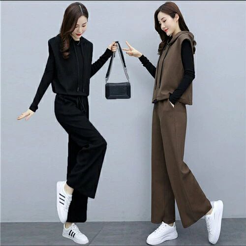 メーカー希望小売価格はメーカーカタログに基づいて掲載しています ●リーズナブルでデザイン性の高い、毎日着たくなるようなジャージをお探しの方におすすめです。●ジャージを着るシーンは、トレーニングやスポーツ時以外にもジムの行き帰りの移動着としてや普段着、部屋着などさまざまです。●もちろん複数シーンで着る想定でもOKですので、一番使いたいシーンを決めることで選びやすくなります。●通気性と吸水性、薄手で動きやすく、そして吸湿性に大変すぐれたセットアップになっております。 ソフトな肌触りで、快適な着心地だから、着心地らくらく。 汗も気にしないで　トレーニング 少し汗をかくような トレーニングにもOK。1日中快適に過ごす事が出来ます。●セット持っておきたいマストアイテムです。家でも外出先でも使える優秀ジャージセット。 セットでも別々で も使えるので幅広いコーディネートを楽しめます。 普段使いはもちろん、ウォーキング、ジョギング、ジム、エクササイズ、ヨガ、体操、エアロビクス、ダンス、自転車通勤や通学、お買い物やお出 かけ、お子様の送迎、旅行やアウトドア、ママ友会、散歩やウォーキング、ジョギングやスポーツなど幅広く大活躍します。 畳んでもかさばらず、シワにもなりにくいので 持ち運びにもおすすめです。 ちょっとした外出や急な用事のときにとても役立ちます。商品内容 上下3点セット 素材ポリエステル品質普通素材感普通（薄い、やや薄い、普通、やや厚い、厚い）季節オールシーズン販売対象自宅用、ギフト用サイズ 【S】着丈55cm、バスト82cm、ズボン丈94cm【M】着丈56cm、バスト86cm、ズボン丈95cm【L】着丈57cm、バスト90cm、ズボン丈96cm【XL】着丈58cm、バスト94cm、ズボン丈97cm【2XL】着丈59cm、バスト98cm、ズボン丈98cm※サイズについて不明な方はお気軽にお問い合わせください。※表示サイズがある場合、多少の誤差(約1-3cm)が生じる場合がございます。送料沖縄以外送料無料、沖縄地方1500円ラッピング対応ラッピング袋手配可能。 注意事項●製造上、細かな汚れやシワ糸のほつれが発生する場合がございます。●モニターの発色の具合によって実際のものと色が異なる場合が御座います。●商品の仕様は、製造元の都合により予告なく変更することがあります。また、突然の欠品等で商品手配の遅れや手配ができない場合がございますので、ご了承ください。 ●土日祝祭日のご注文およびお問い合わせへの弊社からのご連絡は、翌営業日となります。 ※その他のよくあるご質問。 ジャージ 上下セット レディース ジャージ セットアップ 女の子 おしゃれ 上下 3点 スウェット 長袖 春 秋 冬 セットアップ 可愛い 大きいサイズ ルームウェア 部屋着 トップス ゆったり ジョギング ヨガ 運動着 ダンス アウトドア 体操 通学 旅行 散歩 薄手 黒 コーヒー アクティブウェア セットアップ ジャージ レディース トレーニングスーツ 公園 散歩 送料無料" メーカー希望小売価格はメーカーカタログに基づいて掲載しています ●リーズナブルでデザイン性の高い、毎日着たくなるようなジャージをお探しの方におすすめです。●ジャージを着るシーンは、トレーニングやスポーツ時以外にもジムの行き帰りの移動着としてや普段着、部屋着などさまざまです。●もちろん複数シーンで着る想定でもOKですので、一番使いたいシーンを決めることで選びやすくなります。●通気性と吸水性、薄手で動きやすく、そして吸湿性に大変すぐれたセットアップになっております。 ソフトな肌触りで、快適な着心地だから、着心地らくらく。 汗も気にしないで　トレーニング 少し汗をかくような トレーニングにもOK。1日中快適に過ごす事が出来ます。●セット持っておきたいマストアイテムです。家でも外出先でも使える優秀ジャージセット。 セットでも別々で も使えるので幅広いコーディネートを楽しめます。 普段使いはもちろん、ウォーキング、ジョギング、ジム、エクササイズ、ヨガ、体操、エアロビクス、ダンス、自転車通勤や通学、お買い物やお出 かけ、お子様の送迎、旅行やアウトドア、ママ友会、散歩やウォーキング、ジョギングやスポーツなど幅広く大活躍します。 畳んでもかさばらず、シワにもなりにくいので 持ち運びにもおすすめです。 ちょっとした外出や急な用事のときにとても役立ちます。商品内容 上下3点セット 素材ポリエステル品質普通素材感普通（薄い、やや薄い、普通、やや厚い、厚い）季節オールシーズン販売対象自宅用、ギフト用サイズ 【S】着丈55cm、バスト82cm、ズボン丈94cm【M】着丈56cm、バスト86cm、ズボン丈95cm【L】着丈57cm、バスト90cm、ズボン丈96cm【XL】着丈58cm、バスト94cm、ズボン丈97cm【2XL】着丈59cm、バスト98cm、ズボン丈98cm※サイズについて不明な方はお気軽にお問い合わせください。※表示サイズがある場合、多少の誤差(約1-3cm)が生じる場合がございます。送料沖縄以外送料無料、沖縄地方1500円ラッピング対応ラッピング袋手配可能。 注意事項●製造上、細かな汚れやシワ糸のほつれが発生する場合がございます。●モニターの発色の具合によって実際のものと色が異なる場合が御座います。●商品の仕様は、製造元の都合により予告なく変更することがあります。また、突然の欠品等で商品手配の遅れや手配ができない場合がございますので、ご了承ください。 ●土日祝祭日のご注文およびお問い合わせへの弊社からのご連絡は、翌営業日となります。 ※その他のよくあるご質問。 ジャージ 上下セット レディース ジャージ セットアップ 女の子 おしゃれ 上下 3点 スウェット 長袖 春 秋 冬 セットアップ 可愛い 大きいサイズ ルームウェア 部屋着 トップス ゆったり ジョギング ヨガ 運動着 ダンス アウトドア 体操 通学 旅行 散歩 薄手 黒 コーヒー アクティブウェア セットアップ ジャージ レディース トレーニングスーツ 公園 散歩 送料無料