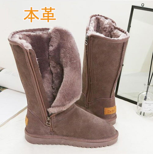 メーカー希望小売価格はメーカーカタログに基づいて掲載していますロングタイプだから寒い冬でもあったか安心！秋冬の定番はコレ！【高品質の素材】高級感溢れる仕上がりになった大人デザインが魅力的です。 【冷え対策にも】あたたかいので。寒さ対策もこれで安心。【防滑の靴底】凹凸のあるソールで滑りにくい。▲サイズ:22.5-25cm▲筒丈の高さ：約30cm　ヒール約2.5cm▲素材:アッパー：牛革▲カラー:ブラック/ベージュ/コーヒー色【注意事項】モニターの発色具合によって実際の物と異なる場合がございます。ムートンブーツ ベーシック ムートンブーツ ロングブーツ レディース シューズ ファー 冬 暖か 送料無料 スノーブーツ レディース 歩きやすい 大きいサイズ 防滑 防寒 雪 靴 滑らない 定番 婦人靴 ムートン フラット もふもふ ラウンドトゥ 大きいサイズ 小さいサイズ ファーブーツ 痛くない ロング 保温 あたたかい 裏起毛 かわいいムートンブーツ ロングブーツ 革製 スノーブーツ レディース 大きいサイズ ロング丈 おしゃれ 小さいサイズ ベーシック シューズ 暖か 防滑 歩きやすい 防寒 通学 通勤 もこもこ 送料無料 ロングブーツ ムートンブーツ 革製 レディース ロング丈 大きいサイズ 防寒 おしゃれ 歩きやすい 送料無料メーカー希望小売価格はメーカーカタログに基づいて掲載していますロングタイプだから寒い冬でもあったか安心！秋冬の定番はコレ！【高品質の素材】高級感溢れる仕上がりになった大人デザインが魅力的です。 【冷え対策にも】あたたかいので。寒さ対策もこれで安心。【防滑の靴底】凹凸のあるソールで滑りにくい。▲サイズ:22.5-25cm▲筒丈の高さ：約30cm　ヒール約2.5cm▲素材:アッパー：牛革▲カラー:ブラック/ベージュ/コーヒー色【注意事項】モニターの発色具合によって実際の物と異なる場合がございます。ムートンブーツ ベーシック ムートンブーツ ロングブーツ レディース シューズ ファー 冬 暖か 送料無料 スノーブーツ レディース 歩きやすい 大きいサイズ 防滑 防寒 雪 靴 滑らない 定番 婦人靴 ムートン フラット もふもふ ラウンドトゥ 大きいサイズ 小さいサイズ ファーブーツ 痛くない ロング 保温 あたたかい 裏起毛 かわいいムートンブーツ ロングブーツ 革製 スノーブーツ レディース 大きいサイズ ロング丈 おしゃれ 小さいサイズ ベーシック シューズ 暖か 防滑 歩きやすい 防寒 通学 通勤 もこもこ 送料無料 ロングブーツ ムートンブーツ 革製 レディース ロング丈 大きいサイズ 防寒 おしゃれ 歩きやすい 送料無料
