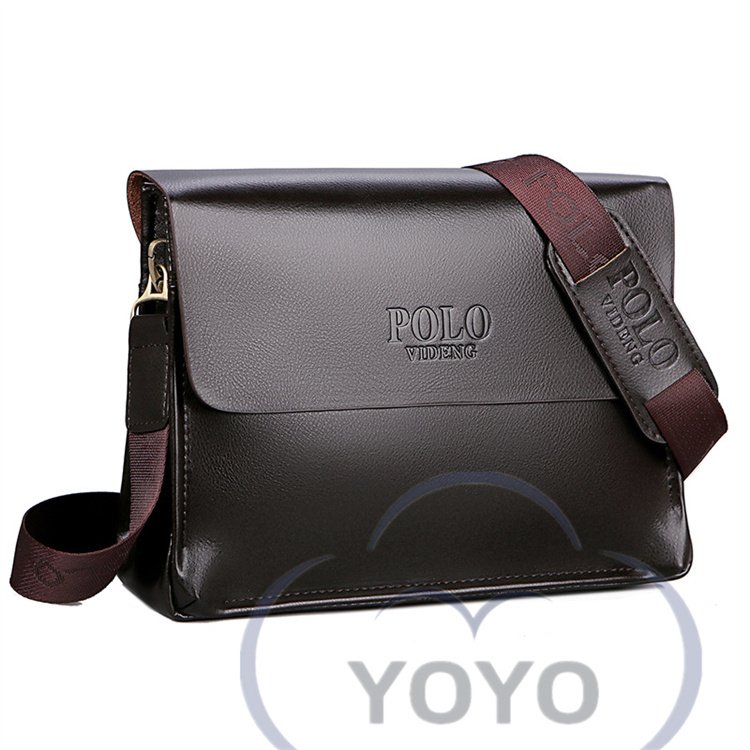 メーカー希望小売価格はメーカーカタログに基づいて掲載しています 上質なレザーを加工した2WAYショルダービジネスバッグです。シックな大人のスタイリングにバッチリあいます！とてもスタイリッシュなデザインで、落ち着いた色合いはカジュアルシーンだけでなくビジネスシーンにも活躍してくれます。一見細身ですが、中は必要なA4ファイルやお財布・携帯・ペン・・・がどんどん入ってしまう機能性も重視したデザイン。用途に応じてショルダーBAGにも使えるタイプで、取り外し可能なショルダー紐が付いています。素　材：本革サイズ：横*縦*マチ（約）：32*28*6cmカラー：ブラウン　ブラック注意事項: ※ 平置き素人採寸ですので多少の誤差はご容赦下さい。※ モニタ環境によって、商品の色合いが多少違う場合があります。※ ノーブランド品の為、商品はメーカー生産時期によりロゴが変更なる場合がございます。※ 発送時も簡易梱包の為、お受け取り時にたたみ皺や汚れが有ると思いますが、不良品ではございません。上記ご理解とご了承の上、ご購入いただきください。本革 ビジネスバッグ ショルダーバッグ メッセンジャーバッグ メンズバッグ カジュアル バッグ 斜めがけバッグ 鞄 カバン メンズ鞄 斜めがけ 便利 おしゃれ ビジネスバッグ ショルダーバッグ メッセンジャーバッグ" メーカー希望小売価格はメーカーカタログに基づいて掲載しています 上質なレザーを加工した2WAYショルダービジネスバッグです。シックな大人のスタイリングにバッチリあいます！とてもスタイリッシュなデザインで、落ち着いた色合いはカジュアルシーンだけでなくビジネスシーンにも活躍してくれます。一見細身ですが、中は必要なA4ファイルやお財布・携帯・ペン・・・がどんどん入ってしまう機能性も重視したデザイン。用途に応じてショルダーBAGにも使えるタイプで、取り外し可能なショルダー紐が付いています。素　材：本革サイズ：横*縦*マチ（約）：32*28*6cmカラー：ブラウン　ブラック注意事項: ※ 平置き素人採寸ですので多少の誤差はご容赦下さい。※ モニタ環境によって、商品の色合いが多少違う場合があります。※ ノーブランド品の為、商品はメーカー生産時期によりロゴが変更なる場合がございます。※ 発送時も簡易梱包の為、お受け取り時にたたみ皺や汚れが有ると思いますが、不良品ではございません。上記ご理解とご了承の上、ご購入いただきください。本革 ビジネスバッグ ショルダーバッグ メッセンジャーバッグ メンズバッグ カジュアル バッグ 斜めがけバッグ 鞄 カバン メンズ鞄 斜めがけ 便利 おしゃれ ビジネスバッグ ショルダーバッグ メッセンジャーバッグ