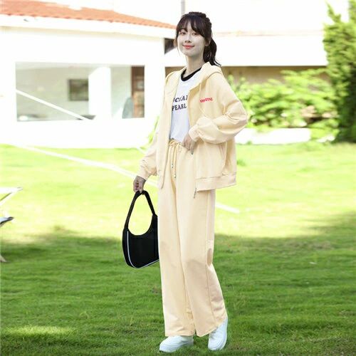 メーカー希望小売価格はメーカーカタログに基づいて掲載しています ●リーズナブルでデザイン性の高い、毎日着たくなるようなジャージをお探しの方におすすめです。●ジャージを着るシーンは、トレーニングやスポーツ時以外にもジムの行き帰りの移動着としてや普段着、部屋着などさまざまです。●もちろん複数シーンで着る想定でもOKですので、一番使いたいシーンを決めることで選びやすくなります。●通気性と吸水性、薄手で動きやすく、そして吸湿性に大変すぐれたセットアップになっております。 ソフトな肌触りで、快適な着心地だから、着心地らくらく。 汗も気にしないで　トレーニング 少し汗をかくような トレーニングにもOK。1日中快適に過ごす事が出来ます。●セット持っておきたいマストアイテムです。家でも外出先でも使える優秀ジャージセット。 セットでも別々で も使えるので幅広いコーディネートを楽しめます。 普段使いはもちろん、ウォーキング、ジョギング、ジム、エクササイズ、ヨガ、体操、エアロビクス、ダンス、自転車通勤や通学、お買い物やお出 かけ、お子様の送迎、旅行やアウトドア、ママ友会、散歩やウォーキング、ジョギングやスポーツなど幅広く大活躍します。 畳んでもかさばらず、シワにもなりにくいので 持ち運びにもおすすめです。 ちょっとした外出や急な用事のときにとても役立ちます。商品内容 上下セット【トップス+パンツ】 素材ポリエステル品質普通素材感普通（薄い、やや薄い、普通、やや厚い、厚い）季節オールシーズン販売対象自宅用、ギフト用サイズ 【M】着丈59cm、バスト116cm、ズボン丈97cm、ウェスト60cm、ヒップ94cm【L】着丈61cm、バスト120cm、ズボン丈99cm、ウェスト64cm、ヒップ98cm【XL】着丈63cm、バスト124cm、ズボン丈101cm、ウェスト68cm、ヒップ101cm【2XL】着丈65cm、バスト128cm、ズボン丈103cm、ウェスト72cm、ヒップ103cm※サイズについて不明な方はお気軽にお問い合わせください。※表示サイズがある場合、多少の誤差(約1-3cm)が生じる場合がございます。送料沖縄以外送料無料、沖縄地方1500円ラッピング対応ラッピング袋手配可能。 注意事項●製造上、細かな汚れやシワ糸のほつれが発生する場合がございます。●モニターの発色の具合によって実際のものと色が異なる場合が御座います。●商品の仕様は、製造元の都合により予告なく変更することがあります。また、突然の欠品等で商品手配の遅れや手配ができない場合がございますので、ご了承ください。 ●土日祝祭日のご注文およびお問い合わせへの弊社からのご連絡は、翌営業日となります。 ※その他のよくあるご質問。 ジャージ 上下セット レディース ジャージ セットアップ 女の子 おしゃれ 上下 2点 スウェット 長袖 春 秋 冬 セットアップ 可愛い 大きいサイズ ルームウェア 部屋着 トップス ゆったり ジョギング ヨガ 運動着 ダンス アウトドア 体操 通学 旅行 散歩 薄手 ベージュ 緑 アクティブウェア セットアップ ジャージ レディース トレーニングスーツ 公園 散歩 送料無料" メーカー希望小売価格はメーカーカタログに基づいて掲載しています ●リーズナブルでデザイン性の高い、毎日着たくなるようなジャージをお探しの方におすすめです。●ジャージを着るシーンは、トレーニングやスポーツ時以外にもジムの行き帰りの移動着としてや普段着、部屋着などさまざまです。●もちろん複数シーンで着る想定でもOKですので、一番使いたいシーンを決めることで選びやすくなります。●通気性と吸水性、薄手で動きやすく、そして吸湿性に大変すぐれたセットアップになっております。 ソフトな肌触りで、快適な着心地だから、着心地らくらく。 汗も気にしないで　トレーニング 少し汗をかくような トレーニングにもOK。1日中快適に過ごす事が出来ます。●セット持っておきたいマストアイテムです。家でも外出先でも使える優秀ジャージセット。 セットでも別々で も使えるので幅広いコーディネートを楽しめます。 普段使いはもちろん、ウォーキング、ジョギング、ジム、エクササイズ、ヨガ、体操、エアロビクス、ダンス、自転車通勤や通学、お買い物やお出 かけ、お子様の送迎、旅行やアウトドア、ママ友会、散歩やウォーキング、ジョギングやスポーツなど幅広く大活躍します。 畳んでもかさばらず、シワにもなりにくいので 持ち運びにもおすすめです。 ちょっとした外出や急な用事のときにとても役立ちます。商品内容 上下セット【トップス+パンツ】 素材ポリエステル品質普通素材感普通（薄い、やや薄い、普通、やや厚い、厚い）季節オールシーズン販売対象自宅用、ギフト用サイズ 【M】着丈59cm、バスト116cm、ズボン丈97cm、ウェスト60cm、ヒップ94cm【L】着丈61cm、バスト120cm、ズボン丈99cm、ウェスト64cm、ヒップ98cm【XL】着丈63cm、バスト124cm、ズボン丈101cm、ウェスト68cm、ヒップ101cm【2XL】着丈65cm、バスト128cm、ズボン丈103cm、ウェスト72cm、ヒップ103cm※サイズについて不明な方はお気軽にお問い合わせください。※表示サイズがある場合、多少の誤差(約1-3cm)が生じる場合がございます。送料沖縄以外送料無料、沖縄地方1500円ラッピング対応ラッピング袋手配可能。 注意事項●製造上、細かな汚れやシワ糸のほつれが発生する場合がございます。●モニターの発色の具合によって実際のものと色が異なる場合が御座います。●商品の仕様は、製造元の都合により予告なく変更することがあります。また、突然の欠品等で商品手配の遅れや手配ができない場合がございますので、ご了承ください。 ●土日祝祭日のご注文およびお問い合わせへの弊社からのご連絡は、翌営業日となります。 ※その他のよくあるご質問。 ジャージ 上下セット レディース ジャージ セットアップ 女の子 おしゃれ 上下 2点 スウェット 長袖 春 秋 冬 セットアップ 可愛い 大きいサイズ ルームウェア 部屋着 トップス ゆったり ジョギング ヨガ 運動着 ダンス アウトドア 体操 通学 旅行 散歩 薄手 ベージュ 緑 アクティブウェア セットアップ ジャージ レディース トレーニングスーツ 公園 散歩 送料無料