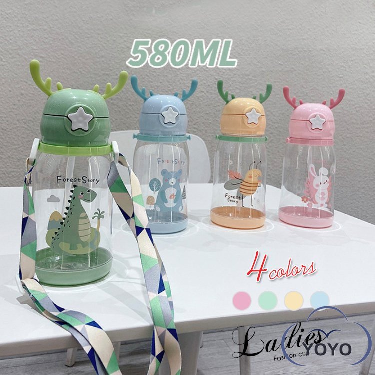 メーカー希望小売価格はメーカーカタログに基づいて掲載しています 商品名水筒 キッズ コップ 2way 580ml 軽量 子供 こども用 肩掛け ショルダー紐 コップ付き 直のみ ボトル 男の子 女の子 クマ かわいい2WAY子供水筒は飲み口がコップ、直飲みと二つの使い方ができる肩紐付き保温水筒です。夏も冬も使えます。口径が広く大きいサイズの氷も入る。洗うのも楽ちんです・容量：580mlカラー:ピンク/グリーン/オレンジ/ブルー水筒 プラ 直飲み プラスチック キッズ 子供 580ml ランチグッズ 軽量軽量プラスチック製、ワンタッチ式開閉フタで簡単に開けれるお子様向けの水筒ダイレクト飲み口なのでお子様でも簡単にキャップを開けてすぐ飲める軽くて持ちやすい形状の水筒肩にかけて持ち運べるショルダーベルト付氷が入れやすい広口タイプ飲む時に戻らないキャップロック設計水筒 キッズ コップ 2way 580ml 軽量 子供 こども用 肩掛け ショルダー紐 コップ付き 直のみ ボトル 男の子 女の子 クマ かわいい 緑 グリーン ピンク ブルー 動物 アニマル" メーカー希望小売価格はメーカーカタログに基づいて掲載しています 商品名水筒 キッズ コップ 2way 580ml 軽量 子供 こども用 肩掛け ショルダー紐 コップ付き 直のみ ボトル 男の子 女の子 クマ かわいい2WAY子供水筒は飲み口がコップ、直飲みと二つの使い方ができる肩紐付き保温水筒です。夏も冬も使えます。口径が広く大きいサイズの氷も入る。洗うのも楽ちんです・容量：580mlカラー:ピンク/グリーン/オレンジ/ブルー水筒 プラ 直飲み プラスチック キッズ 子供 580ml ランチグッズ 軽量軽量プラスチック製、ワンタッチ式開閉フタで簡単に開けれるお子様向けの水筒ダイレクト飲み口なのでお子様でも簡単にキャップを開けてすぐ飲める軽くて持ちやすい形状の水筒肩にかけて持ち運べるショルダーベルト付氷が入れやすい広口タイプ飲む時に戻らないキャップロック設計水筒 キッズ コップ 2way 580ml 軽量 子供 こども用 肩掛け ショルダー紐 コップ付き 直のみ ボトル 男の子 女の子 クマ かわいい 緑 グリーン ピンク ブルー 動物 アニマル
