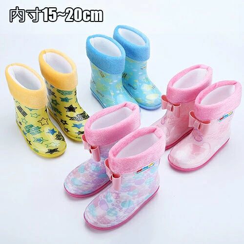 メーカー希望小売価格はメーカーカタログに基づいて掲載しています★悪天候時大活躍するインナー付きレインブーツ・ ★取り外し可能のボアインナー付きで、雪の日も足元はあったか・★PVC素材の一体成型によりしっかりと防水効果を発揮し、どんな時でも足元を守ります・★アウトソールは滑り止めデザインで、安定感抜群・★雨の日の通学・通園にはもちろん、遠足などアウトドアもかかせないマストアイテムです・商品内容：子供レインシューズ レインブーツ素材：PVCサイズ：25　内寸15CM26　内寸16CM27　内寸17CM28　内寸18CM29　内寸19CM30　内寸20CMカラー：イエロー/ブルー/ピンクハート/ピンクいちご子供レインシューズ　長靴 キッズ レインブーツ ジュニア 子供用 男の子 女の子 暖かい 裏ボア インナー ボアインナー 子供 こども 軽量 軽い 柔らかい 雨 雪 レインシューズ スノーブーツ ラバーブーツ 防水 撥水 防寒 可愛い 梅雨 通学 通園 幼稚園 小学生 春夏秋冬子供レインシューズ 長靴 キッズ レインブーツ ジュニア 子供用 男の子 女の子 暖かい 裏ボア インナー ボアインナー 子供 こども 軽量 軽い 柔らかい 雨 雪 レインシューズ スノーブーツ ラバーブーツ 防水 撥水 防寒 可愛い 梅雨 通学 通園 幼稚園 小学生 春夏秋冬 子供レインシューズ　長靴 キッズ レインブーツ ジュニア 子供用 男の子 女の子 暖かい 裏ボア インナー ボアインナー 子供 こども 軽量 軽い 柔らかい 雨 雪 スノーブーツ ラバーブーツ" メーカー希望小売価格はメーカーカタログに基づいて掲載しています★悪天候時大活躍するインナー付きレインブーツ・ ★取り外し可能のボアインナー付きで、雪の日も足元はあったか・★PVC素材の一体成型によりしっかりと防水効果を発揮し、どんな時でも足元を守ります・★アウトソールは滑り止めデザインで、安定感抜群・★雨の日の通学・通園にはもちろん、遠足などアウトドアもかかせないマストアイテムです・商品内容：子供レインシューズ レインブーツ素材：PVCサイズ：25　内寸15CM26　内寸16CM27　内寸17CM28　内寸18CM29　内寸19CM30　内寸20CMカラー：イエロー/ブルー/ピンクハート/ピンクいちご子供レインシューズ　長靴 キッズ レインブーツ ジュニア 子供用 男の子 女の子 暖かい 裏ボア インナー ボアインナー 子供 こども 軽量 軽い 柔らかい 雨 雪 レインシューズ スノーブーツ ラバーブーツ 防水 撥水 防寒 可愛い 梅雨 通学 通園 幼稚園 小学生 春夏秋冬子供レインシューズ 長靴 キッズ レインブーツ ジュニア 子供用 男の子 女の子 暖かい 裏ボア インナー ボアインナー 子供 こども 軽量 軽い 柔らかい 雨 雪 レインシューズ スノーブーツ ラバーブーツ 防水 撥水 防寒 可愛い 梅雨 通学 通園 幼稚園 小学生 春夏秋冬 子供レインシューズ　長靴 キッズ レインブーツ ジュニア 子供用 男の子 女の子 暖かい 裏ボア インナー ボアインナー 子供 こども 軽量 軽い 柔らかい 雨 雪 スノーブーツ ラバーブーツ