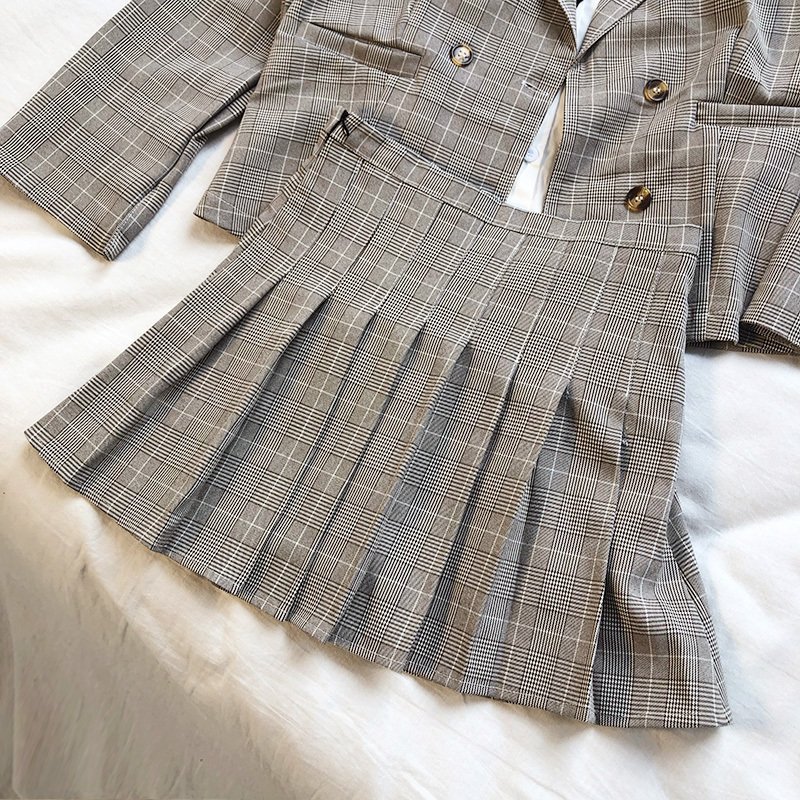 ツスカート スクール 制服 スカート発表会 チェック柄 無地 女子 高校生 豪華4点セット！スタイリッシュでお洒落に決めたい人へ定番 ショット丈 スカート ミニ丈 大きいサイズ パンツ付き 卒業式スーツ 女の子 上品襟ワンピース＆ノーカラーボレロ 商品情報商品情報 Sサイズジャケット：肩幅40　　胸囲92　　袖丈55　　着丈58　ブラウス：肩幅42　　胸囲92　　袖丈50　　着丈62スカート：ウエスト64　　ヒップ78　　着丈37Mサイズジャケット：肩幅40　　胸囲92　　袖丈55　　着丈58　ブラウス：肩幅42　　胸囲92　　袖丈50　　着丈62スカート：ウエスト68　　ヒップ82　　着丈38※寸法はメーカー仕様書に表示されているものをそのまま記載しております。卒業式 入園式 成人式 入学式　小学校 女子 スーツ ホワイト グレー 3点セット 卒服 女の子 お受験 プリーツスカート スクール 制服 スカート発表会 チェック柄 無地 女子 高校生 定番 ショット丈 スカート ミニ丈 大きいサイズ パンツ付き豪華3点セット！スタイリッシュでお洒落に決めたい人へ。[セット内容] ジャケット・スカート・ブラウス（ロゼットを贈る）自分らしく着こなす LITTLE LEADのスーツセット定番のパイピングジャケットと、モノトーンで仕上げたスタイリッシュなスカート。清楚な白ジャケット+クラシックなグレーストライプのスカート、上品なグレージャケットのSサイズとMさいずからお選びください。Made in China 5ツスカート スクール 制服 スカート発表会 チェック柄 無地 女子 高校生 豪華4点セット！スタイリッシュでお洒落に決めたい人へ定番 ショット丈 スカート ミニ丈 大きいサイズ パンツ付き 卒業式スーツ 女の子 上品襟ワンピース＆ノーカラーボレロ 商品情報商品情報 Sサイズジャケット：肩幅40　　胸囲92　　袖丈55　　着丈58　ブラウス：肩幅42　　胸囲92　　袖丈50　　着丈62スカート：ウエスト64　　ヒップ78　　着丈37Mサイズジャケット：肩幅40　　胸囲92　　袖丈55　　着丈58　ブラウス：肩幅42　　胸囲92　　袖丈50　　着丈62スカート：ウエスト68　　ヒップ82　　着丈38※寸法はメーカー仕様書に表示されているものをそのまま記載しております。卒業式 入園式 成人式 入学式　小学校 女子 スーツ ホワイト グレー 3点セット 卒服 女の子 お受験 プリーツスカート スクール 制服 スカート発表会 チェック柄 無地 女子 高校生 定番 ショット丈 スカート ミニ丈 大きいサイズ パンツ付き豪華3点セット！スタイリッシュでお洒落に決めたい人へ。[セット内容] ジャケット・スカート・ブラウス（ロゼットを贈る）自分らしく着こなす LITTLE LEADのスーツセット定番のパイピングジャケットと、モノトーンで仕上げたスタイリッシュなスカート。清楚な白ジャケット+クラシックなグレーストライプのスカート、上品なグレージャケットのSサイズとMさいずからお選びください。Made in China 5