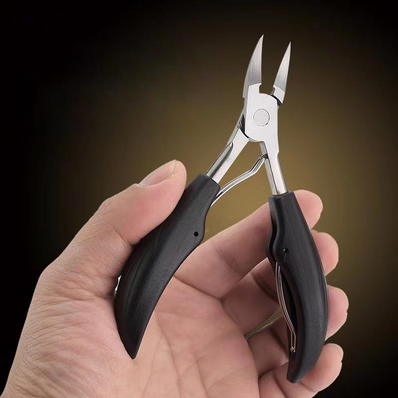 商品名:ニッパー 巻き爪用爪切り 爪切り 足用 巻きつめ グルーミング ネイルニッパー 硬い爪 厚い爪 高齢者サイズ:Fサイズについての説明:【サイズ】幅6cm×高さ13.5cm 重さ約62g素材:ステンレス PP色:レッド ブラック ブルーサイズFサイズについての説明【サイズ】幅6cm×高さ13.5cm 重さ約62g素材ステンレス PP色レッド ブラック ブルー備考湿気を含んだ状態や水を含んだまま放置しないでください。この製品は洗濯で若干縮むことがあります。洗濯機は使用できません。※ベージュ×モカのみ使用糸の関係上、風合いが少々異なります。色合いはモニター環境により若干の誤差が出ます。綿混合商品は洗濯時に多少縮む事がございます。本製品は生産過程におきまして、生地を織る際の糸の継ぎ目や多少のほつれが生じることがありまが、品質上は問題ありません。また、生地の織りに他繊維が混紡している場合もございます。▼色落ちの恐れがございますので、他のものとは分けて洗濯してください。▼タンブラー乾燥はお避け下さい。▼洗濯の際は他の物と区別して、漂白剤を避け、手洗いを お勧めします。ニッパー 巻き爪用爪切り 爪切り 足用 レッド ブラック ブルー