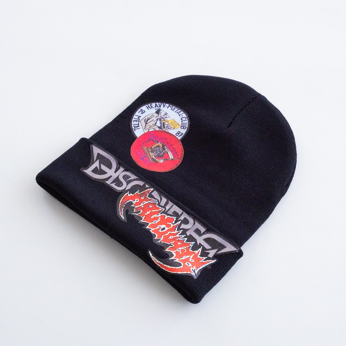 【SALE 30%OFF】 DISCOVERED “ VERY METAL ” STICKER KNITCAP (2色 BLACK/GREEN) DC-AW20-A-02 ディスカバード ニットキャップ ワッペン ステッカー ニット帽 帽子 メンズ 送料無料