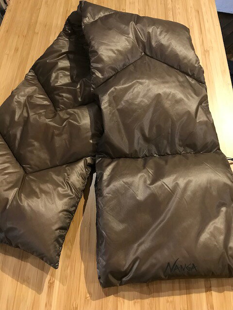 FeelFORCEのNANGA//PORTABLE LIGHT DOWN MUFFLER MOCHA｜アングル2