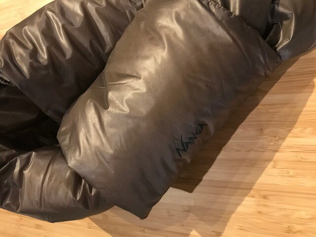 FeelFORCEのNANGA//PORTABLE LIGHT DOWN MUFFLER MOCHA｜アングル3