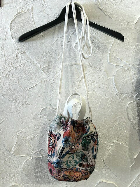 レボの2WAYバックです。 ハンド、ショルダーバックとして使用可能です。 特徴的な総柄で 凹凸のあるゴブラン織り地を使用しています。 COTTON30%、POLY70% サイズ:24cmx24cmx15cm　