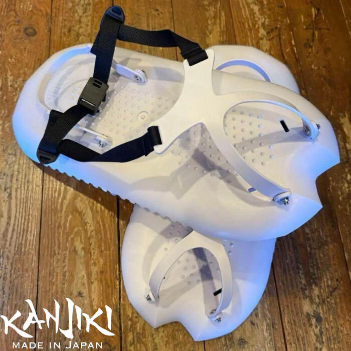 ■KANJIKI JAPAN(カンジキジャパン) 雪国日本で働く人、暮らす人、遊ぶ人の為の新しいKANJIKI。 このカンジキは片足あたり530グラムと軽量で、足への負担を軽減。締着がしやすいように長めのナイロンベルトとマグネットバックルを採用。アッパーを畳むことでバックパックに入るコンパクト設計。足と一体化することで雪の上を駆けるように歩行することができるカンジキです。 スノーボードブーツ、スノーブーツでの使用を推奨しています。(スニーカー、ゴム長靴、不可) ---商品サイズ--- 長さ：47cm 横幅：21cm 高さ：5cm（本体3cm） 重量（片足）：530g 【購入前に必ずお読みください】 ■雪上以外では絶対に使用しないでください。コンクリート、アイスバーン、岩場などで使用すると破損や変形の原因になります。 ■この商品は登山用品ではありません。雪崩や滑落の恐れがある場所で使用しないでください。 ■危険ですので屋根の雪下ろしなどに使用しないでください。転倒や落下に繋がる恐れがあります。 ■本体は滑り防止の為、尖った部分が多くあります。怪我をする恐れがありますので取扱の際は十分注意して、小さなお子様が触らないようご注意ください。 ■強く踏みつける、強くねじるなどの衝撃をあたえないでください。破損の原因になります。 ■劣化の原因になりますので、保管する際は日光の当たる場所を避け、屋内等で保管をしてください。 ■付属のボルトやナット以外の部品を使用しないでください。 ■ボルトとナットの緩締時は必ずスパナでナットを固定しボルトを回してください。 ■ボルトの締めすぎにご注意ください。 ■本商品にリムーバーやシンナー等の溶剤を使用しないでください。 ■部品の紛失に繋がりますのでボルトやナットの緩締作業は雪上では行わず、作業台などで行ってください。■KANJIKI JAPAN(カンジキジャパン) ■KANJIKI JAPAN(カンジキジャパン) 雪国日本で働く人、暮らす人、遊ぶ人の為の新しいKANJIKI。 このカンジキは片足あたり530グラムと軽量で、足への負担を軽減。締着がしやすいように長めのナイロンベルトとマグネットバックルを採用。アッパーを畳むことでバックパックに入るコンパクト設計。足と一体化することで雪の上を駆けるように歩行することができるカンジキです。 スノーボードブーツ、スノーブーツでの使用を推奨しています。(スニーカー、ゴム長靴、不可) ---商品サイズ--- 長さ：47cm 横幅：21cm 高さ：5cm（本体3cm） 重量（片足）：530g 【購入前に必ずお読みください】 ■雪上以外では絶対に使用しないでください。コンクリート、アイスバーン、岩場などで使用すると破損や変形の原因になります。 ■この商品は登山用品ではありません。雪崩や滑落の恐れがある場所で使用しないでください。 ■危険ですので屋根の雪下ろしなどに使用しないでください。転倒や落下に繋がる恐れがあります。 ■本体は滑り防止の為、尖った部分が多くあります。怪我をする恐れがありますので取扱の際は十分注意して、小さなお子様が触らないようご注意ください。 ■強く踏みつける、強くねじるなどの衝撃をあたえないでください。破損の原因になります。 ■劣化の原因になりますので、保管する際は日光の当たる場所を避け、屋内等で保管をしてください。 ■付属のボルトやナット以外の部品を使用しないでください。 ■ボルトとナットの緩締時は必ずスパナでナットを固定しボルトを回してください。 ■ボルトの締めすぎにご注意ください。 ■本商品にリムーバーやシンナー等の溶剤を使用しないでください。 ■部品の紛失に繋がりますのでボルトやナットの緩締作業は雪上では行わず、作業台などで行ってください。