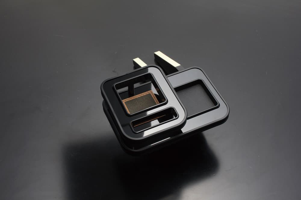 MADE IN JAPAN / 国内生産品 ZIHARD PRODUCT ”匠”ハンドクラフトプロダクト ZIHARDブランド発動！ ＜＜ZIHARDサイトはこちら(//www.luna-int.co.jp/)＞＞ 本製品は、 国内工場の熟練職人が一つひとつ丁寧に手作りで制作した商品です。 設計から縫製、仕上げまで国内で行うことで、高い耐久性と高級感のある品質の高い仕上がりを実現しています。 さらに、品質を確保するため、 本製品は受注生産品として製作しています。 収納・機能 ・スクエアドリンクホルダー 　500mlペットボトルやジュースパックに対応 ・携帯電話ホルダー＆タバコホルダー 大 　幅90mmまでのスマートフォンに対応 ・大型トレイ 　小物置きやスマートフォン、財布などの一時置きに便利 適合情報 メーカー 三菱 車種 デリカ D:5 型式 CV#W系(全グレード) 年式 2007-(2026年以降の新型含む) ■在庫について 　国内工場にて受注生産のため、発送まで約1週間ほどかかる場合があります。 　お急ぎの場合はご注文前に必ず在庫確認をお願いいたします。 ※納期未確認によるキャンセルはお受けしておりません。 ■備考 　製品の品質向上の為、予告なく仕様及び価格を変更することがありますので、あらかじめご了承ください。 　掲載写真は画像加工及び、モニタによっては実際と異なって見える場合がございます。 　限定車・特別仕様車など一部の車種やグレードにつきましては、製品が適合しない場合があります。 　予告なくメーカーにて商品生産終了となる場合もございます。 ※最新の適合情報につきましては、必ずメーカー公式サイト(//www.luna-int.co.jp)にてご確認ください。