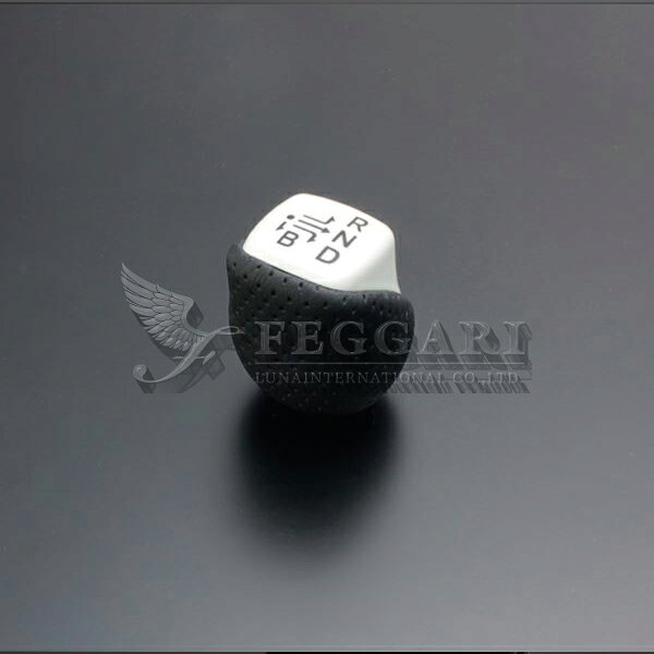 メーカー：ルナインターナショナル株式会社 ブランド：FEGGARI (フェガーリ) シャフト径：M8 ネジピッチ：1.25 適合車種：プリウス / プリウス PHV 年式：2003/09 〜 2009/05 (平成15年09月 〜 平成21年05月) 型式： NHW20 カラー：パールホワイト×ブラックレザー タイプ：純正同等サイズ メーカーNo.：SLK02WH ※必ず適合をご確認の上、ご購入下さい。 ※品番違い等による返品・交換は致しかねます。 ■商品在庫について　メーカー在庫がある場合は2-3営業日で発送致します。 　お急ぎの場合はご注文前に必ず在庫確認をお願い致します。 　在庫欠品時は、商品発送までに1-3ヶ月ほどお時間が掛かる場合があります。 ※在庫、納期を未確認による御注文商品の納期が理由でのキャンセルは一切承っておりません。 ■備考 ・製品の品質向上の為、予告なく仕様及び価格を変更することがありますので、あらかじめご了承ください。 ・掲載写真は画像加工及び、モニタによっては実際と異なって見える場合がございます。 ・限定車・特別仕様車など一部の車種やグレードにつきましては、製品が適合しない場合があります。 ・予告なくメーカーにて商品生産終了となる場合もございます。