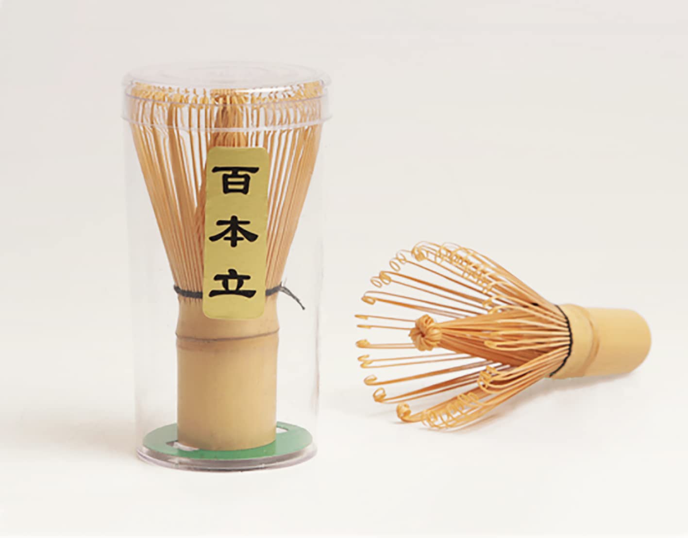 「安心材質」細い竹材質で作成し、抹茶を点てる際に絶対必要な道具が茶筌、竹製の道具です。天然の竹ですから、初心者から中級者向け、安心使えます。 商品説明:穂数が多いほど泡立ちがよくお茶を点てやすいので、初心者の方には80本立・100本立がおすすめです。 産地:中国、材質:竹 サイズ:(約)直径6cm×高さ10.5cm、持ち手径:2.7cm※一つ一つ手作りの為個体差があります。 箱:プラスチックケース入 自然素材の為、寸法や色味、節の具合など個体差がございます。その為画像と異なる場合がございますので予めご了承ください。 《お取り扱いについて》・新しい茶筌を使い始める時はたらいやボウルを使って軽く水洗いをし、その後お湯で湯通し(茶筌通し)をして下さい。・食洗器・乾燥機でのご使用はお控えください。洗剤は使わないで水で振り洗いをし、直射日光の当たらない風通しのよい場所で十分に自然乾燥してください。その際、くせ直しに伏せて置くと形が崩れず綺麗に乾かせます。その後、温度や湿気の変化の少ない冷暗所に収納してください。 ・また、自然乾燥により縦に亀裂が入ることがございます、表情や質感の変化も天然の竹本来の味わいとしてお楽しみください。 商品説明:茶筅の標準的な穂数は70本前後ですが、100本立ての穂数は81~95本前後。br 穂数が多い程きめ細かな泡を作ることができ、初心者の方でも比較的上手に点てられます。br 自然素材の為、寸法や色味、節の具合など個体差がございます。その為画像と異なる場合がございますので予めご了承ください。br